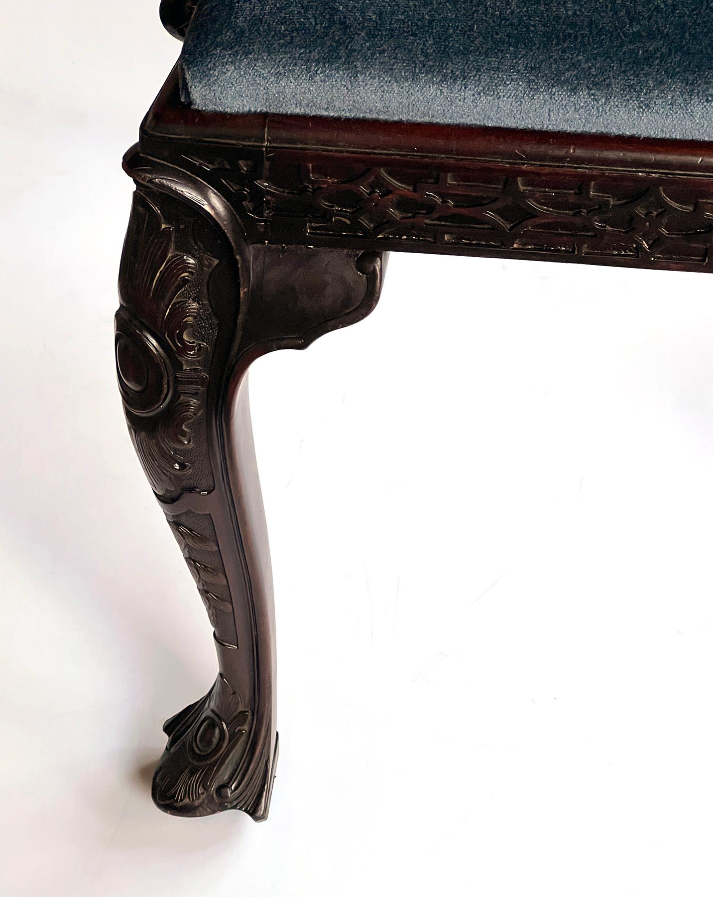 Chaise à accoudoirs en acajou sculpté de style George II en vente 4