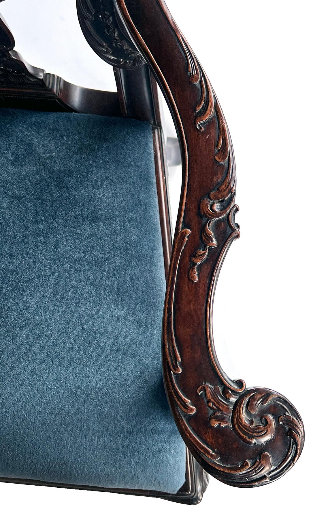 Chaise à accoudoirs en acajou sculpté de style George II en vente 5