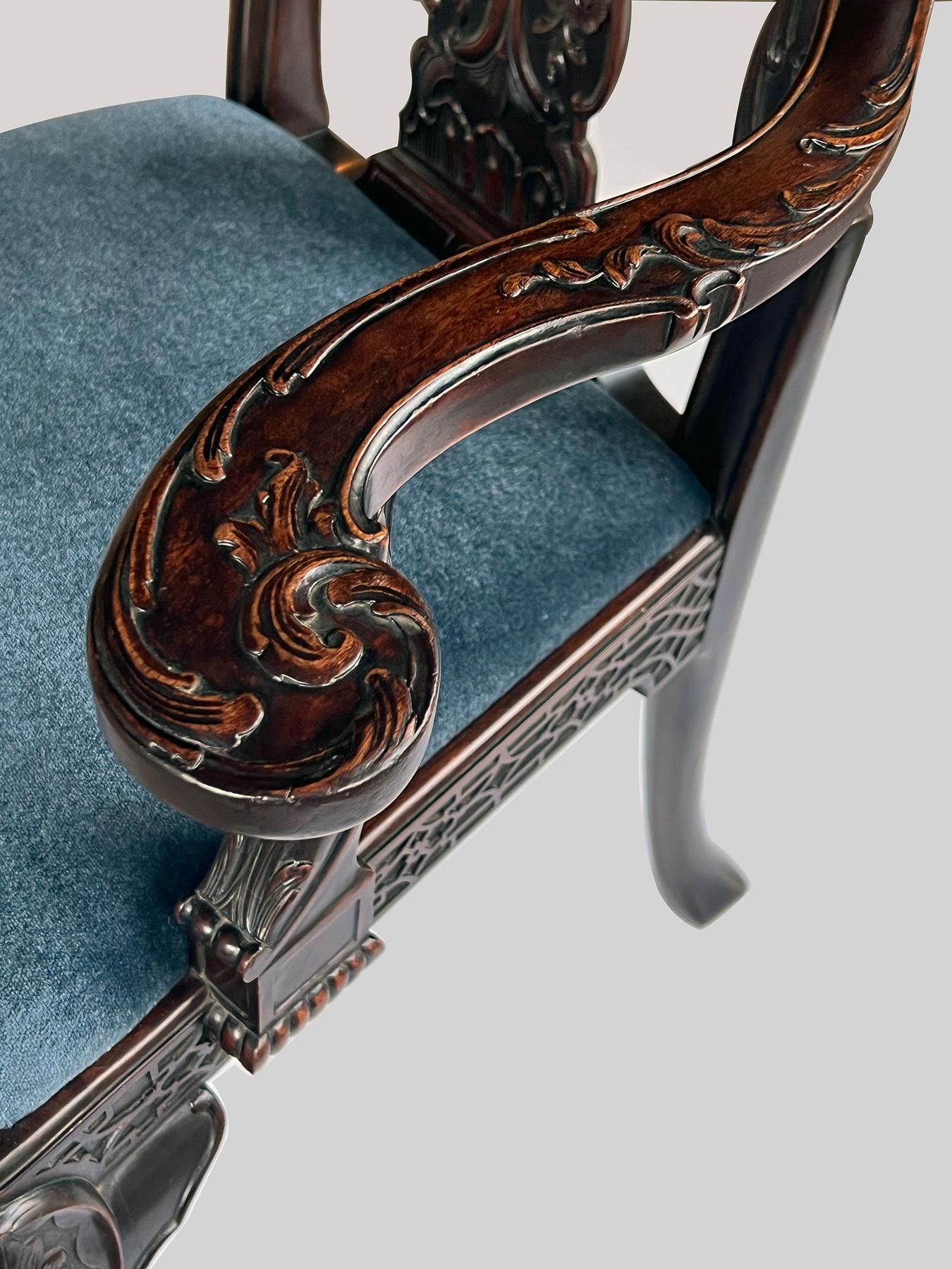 Chaise à accoudoirs en acajou sculpté de style George II en vente 6