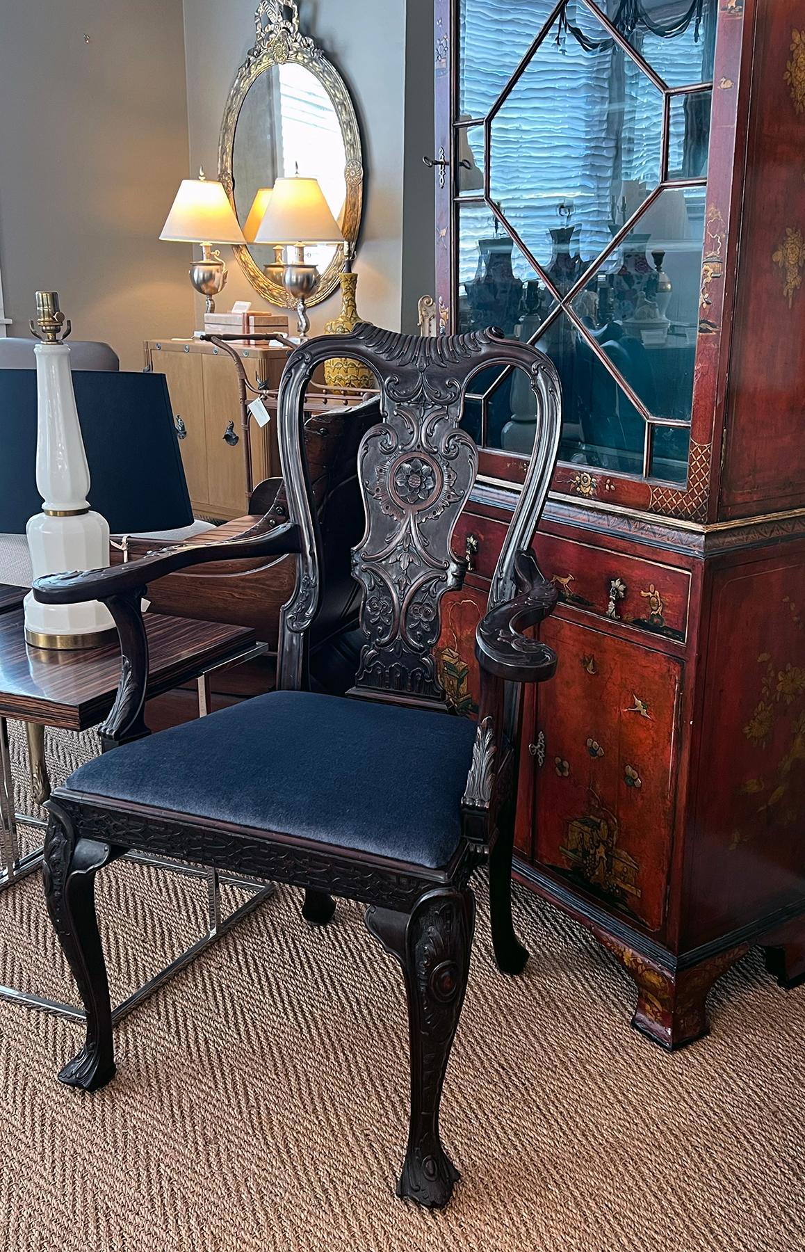 Chaise à accoudoirs en acajou sculpté de style George II en vente 7