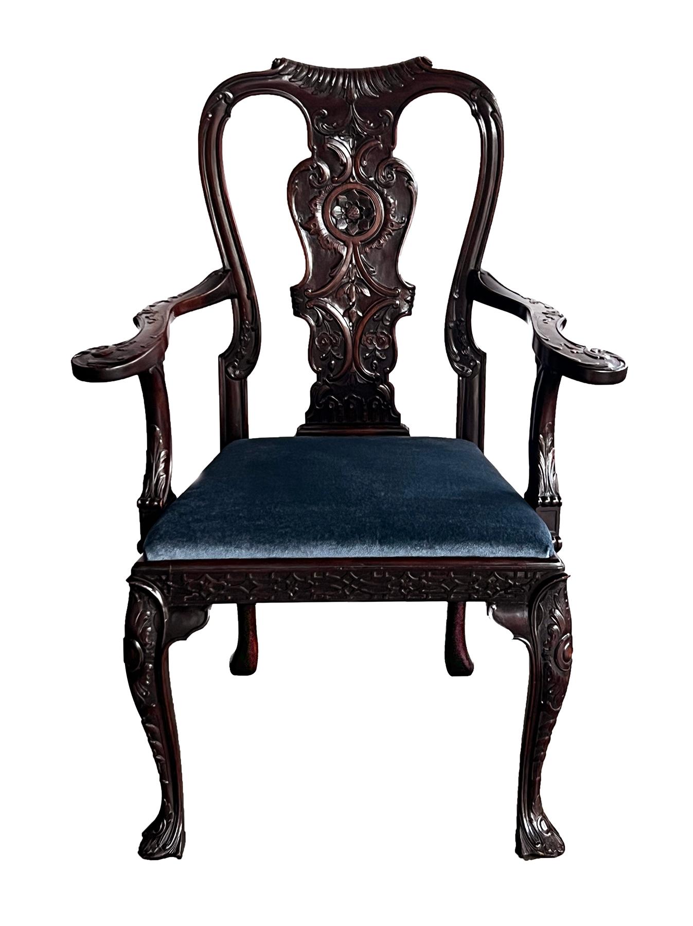 Le dossier ouvert, en forme de cartouche, est surmonté d'une cuvette vasiforme richement sculptée de rocailles, de rinceaux en C et de motifs floraux. Le siège est recouvert de mohair et est flanqué d'accoudoirs soutenus par des rinceaux en S ornés