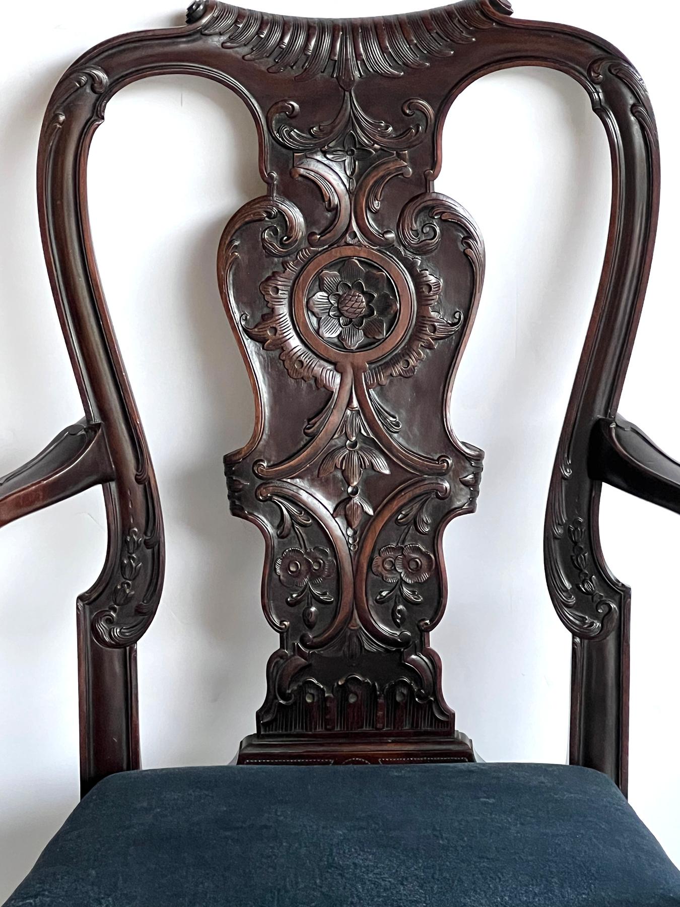 Britannique Chaise à accoudoirs en acajou sculpté de style George II en vente