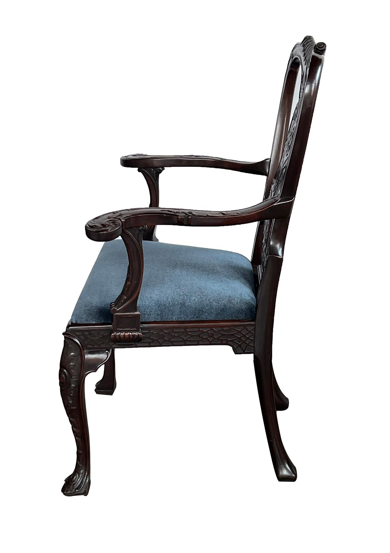 Sculpté Chaise à accoudoirs en acajou sculpté de style George II en vente