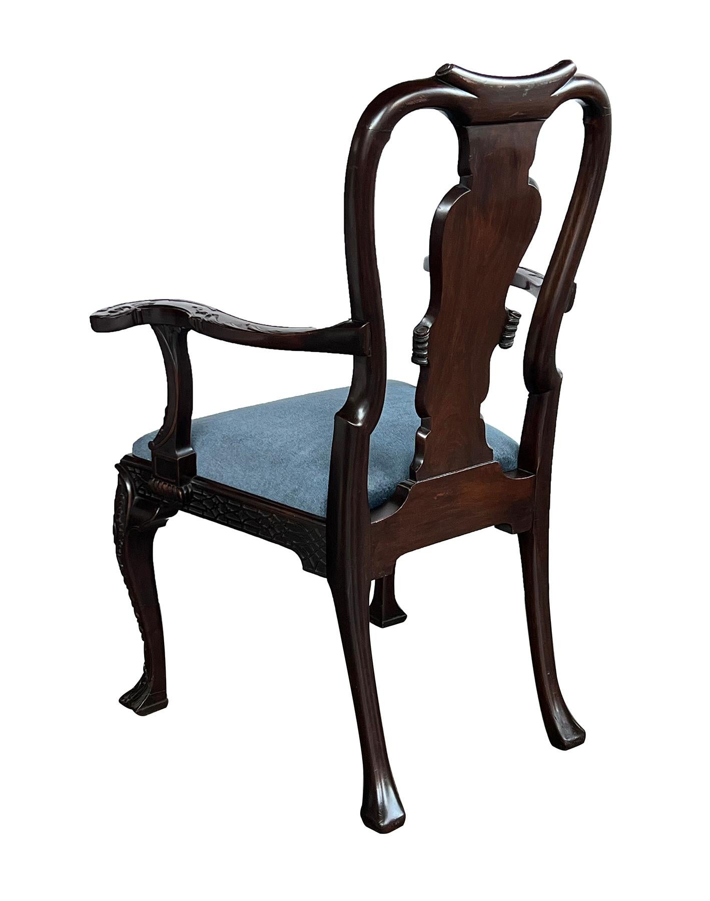 Chaise à accoudoirs en acajou sculpté de style George II Bon état - En vente à San Francisco, CA