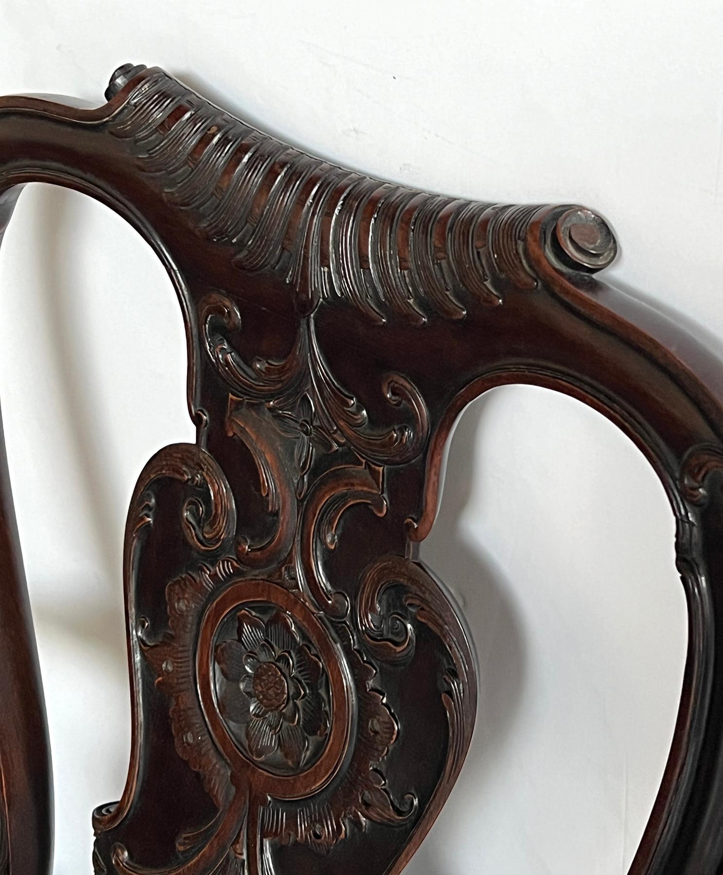 Fin du XIXe siècle Chaise à accoudoirs en acajou sculpté de style George II en vente