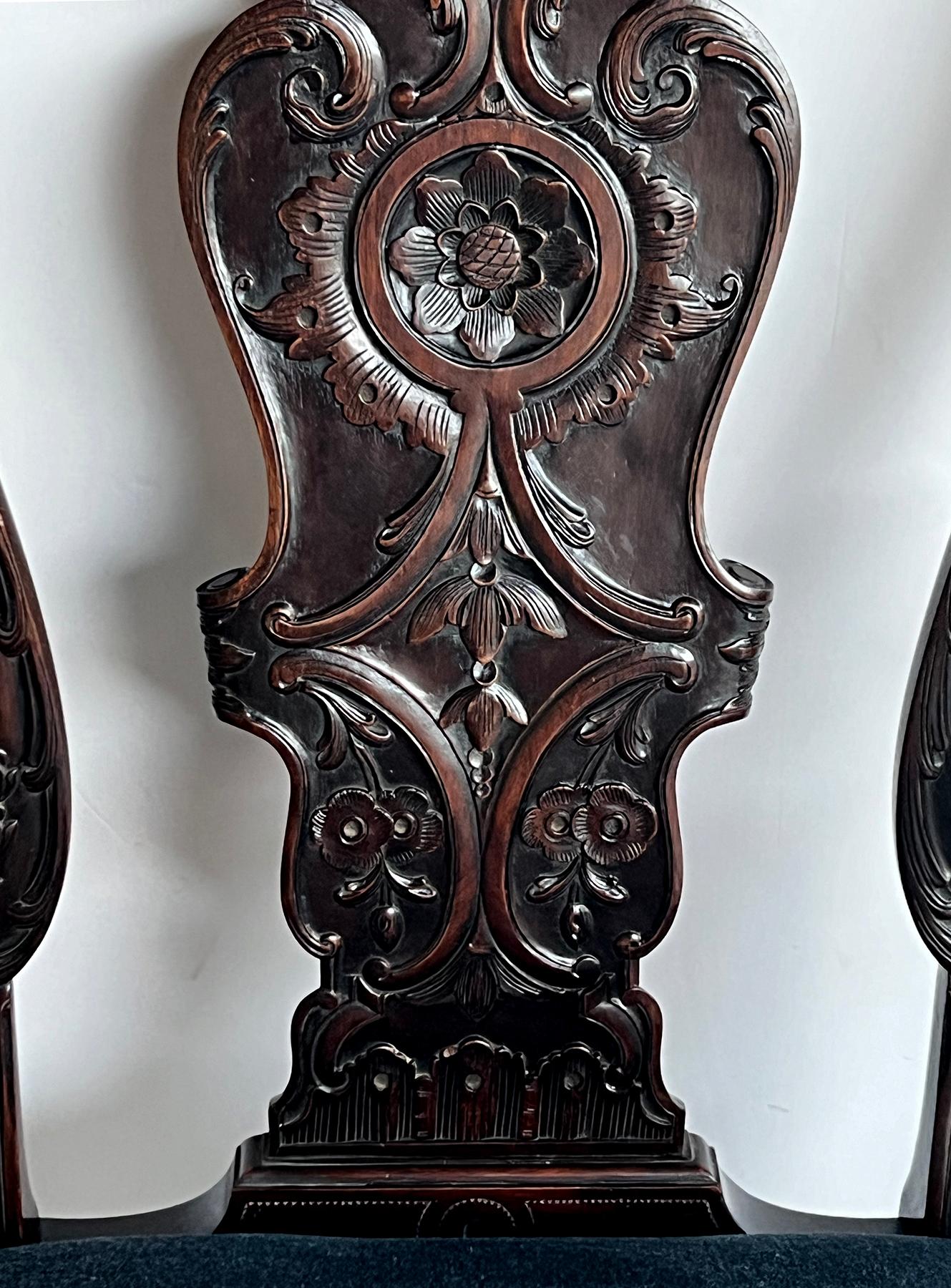 Acajou Chaise à accoudoirs en acajou sculpté de style George II en vente