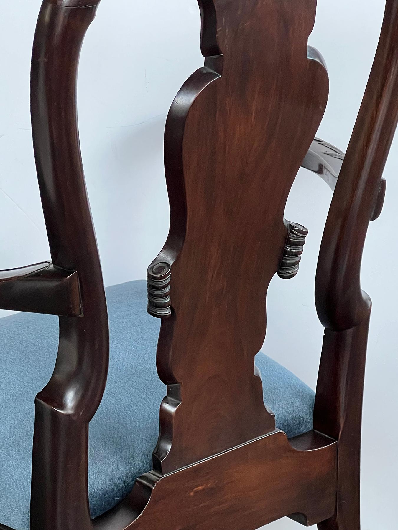 Chaise à accoudoirs en acajou sculpté de style George II en vente 1