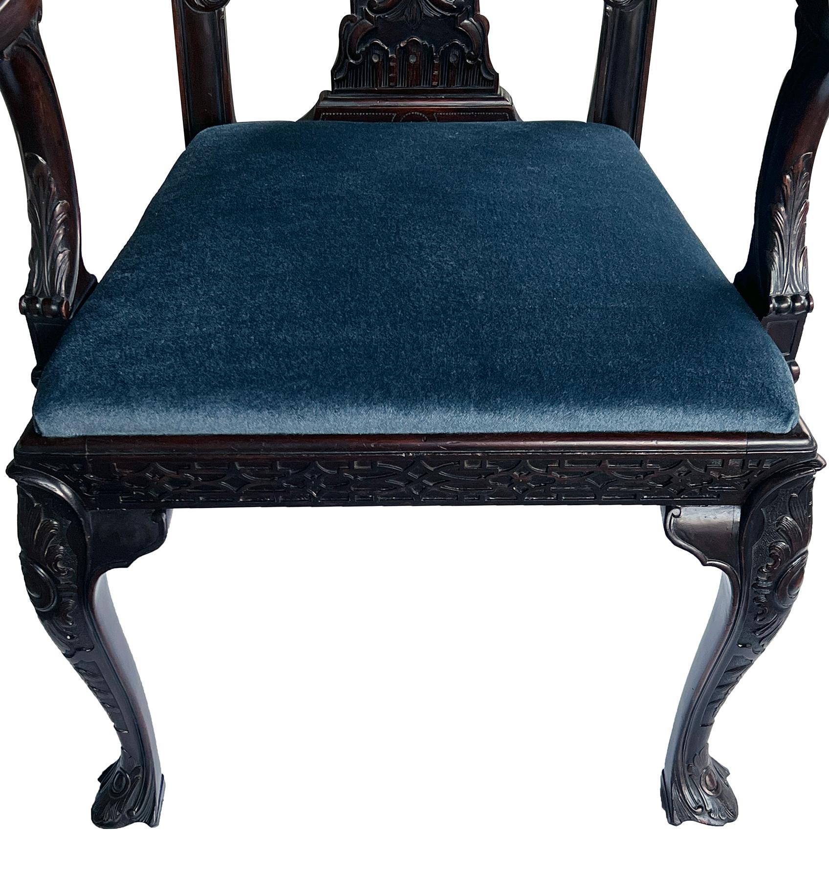 Chaise à accoudoirs en acajou sculpté de style George II en vente 2