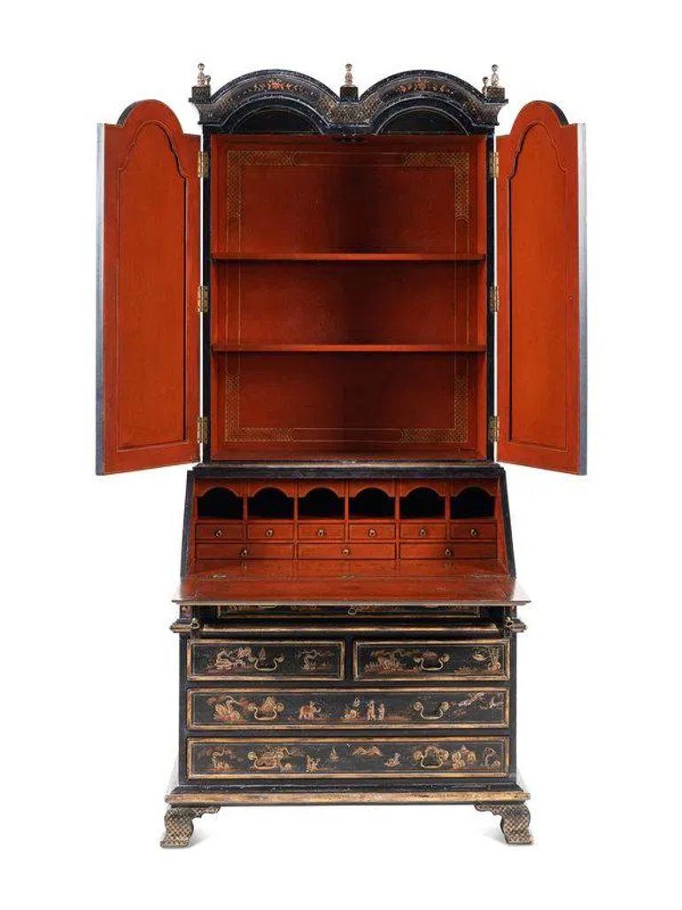Anglais Bibliothèque-bureau de style George II en noir et en japannage doré, début du 20e siècle en vente