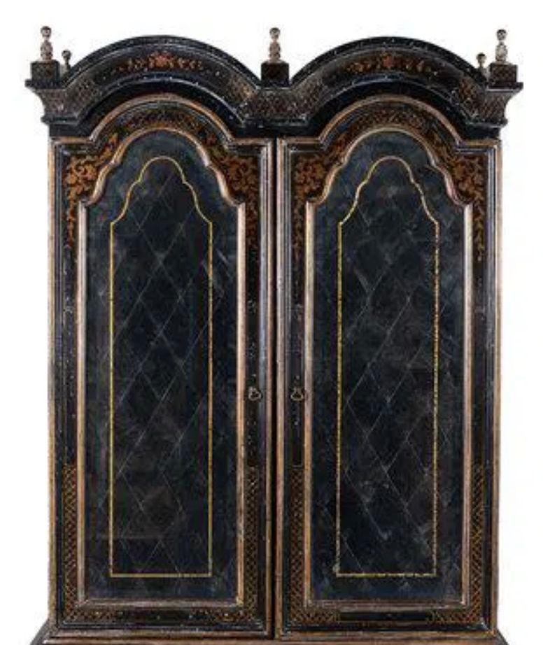 20ième siècle Bibliothèque-bureau de style George II en noir et en japannage doré, début du 20e siècle en vente