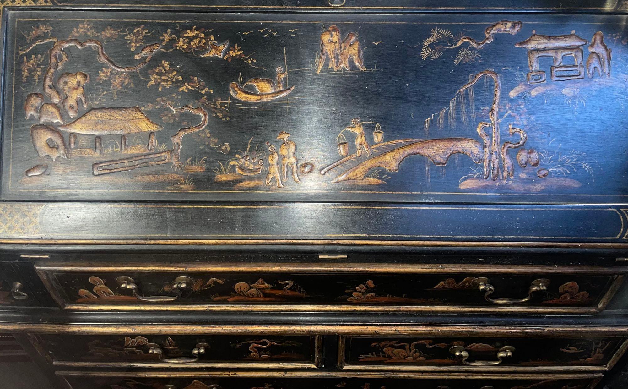 Bibliothèque-bureau de style George II en noir et en japannage doré, début du 20e siècle en vente 1