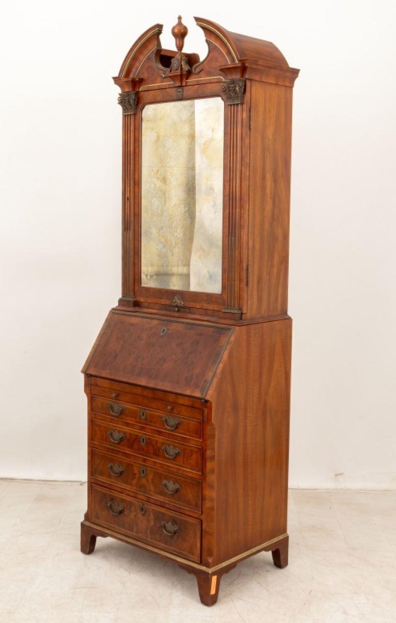 Mesa de despacho de nogal con rebabas estilo Jorge II de John Widdicomb en Bueno estado para la venta en Astoria, NY