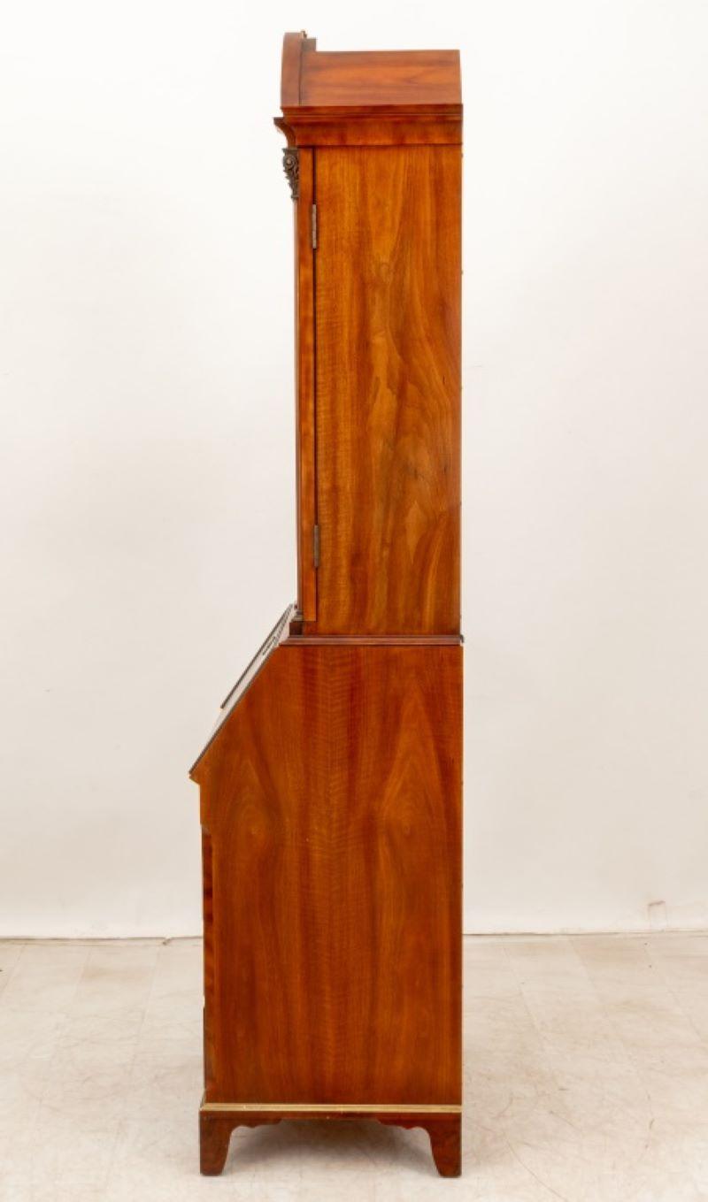 Mesa de despacho de nogal con rebabas estilo Jorge II de John Widdicomb finales del siglo XX en venta