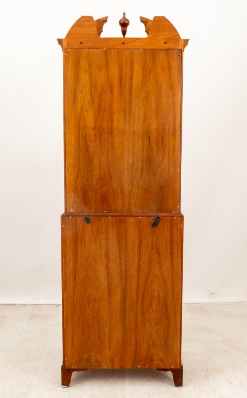 Mesa de despacho de nogal con rebabas estilo Jorge II de John Widdicomb Nogal en venta