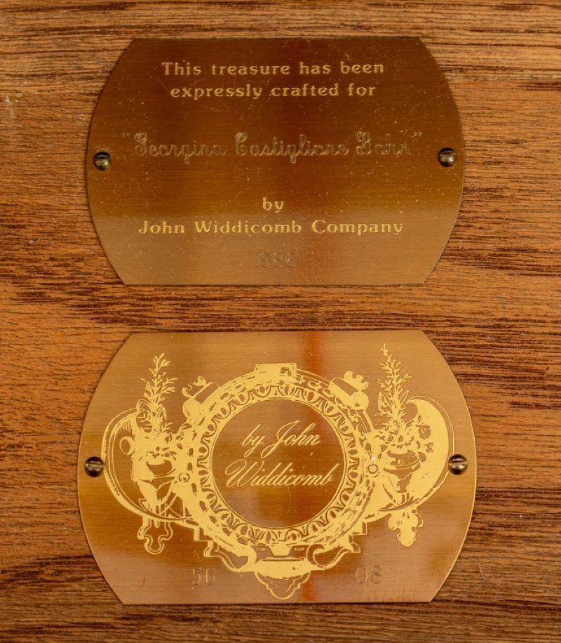 Mesa de despacho de nogal con rebabas estilo Jorge II de John Widdicomb en venta 1