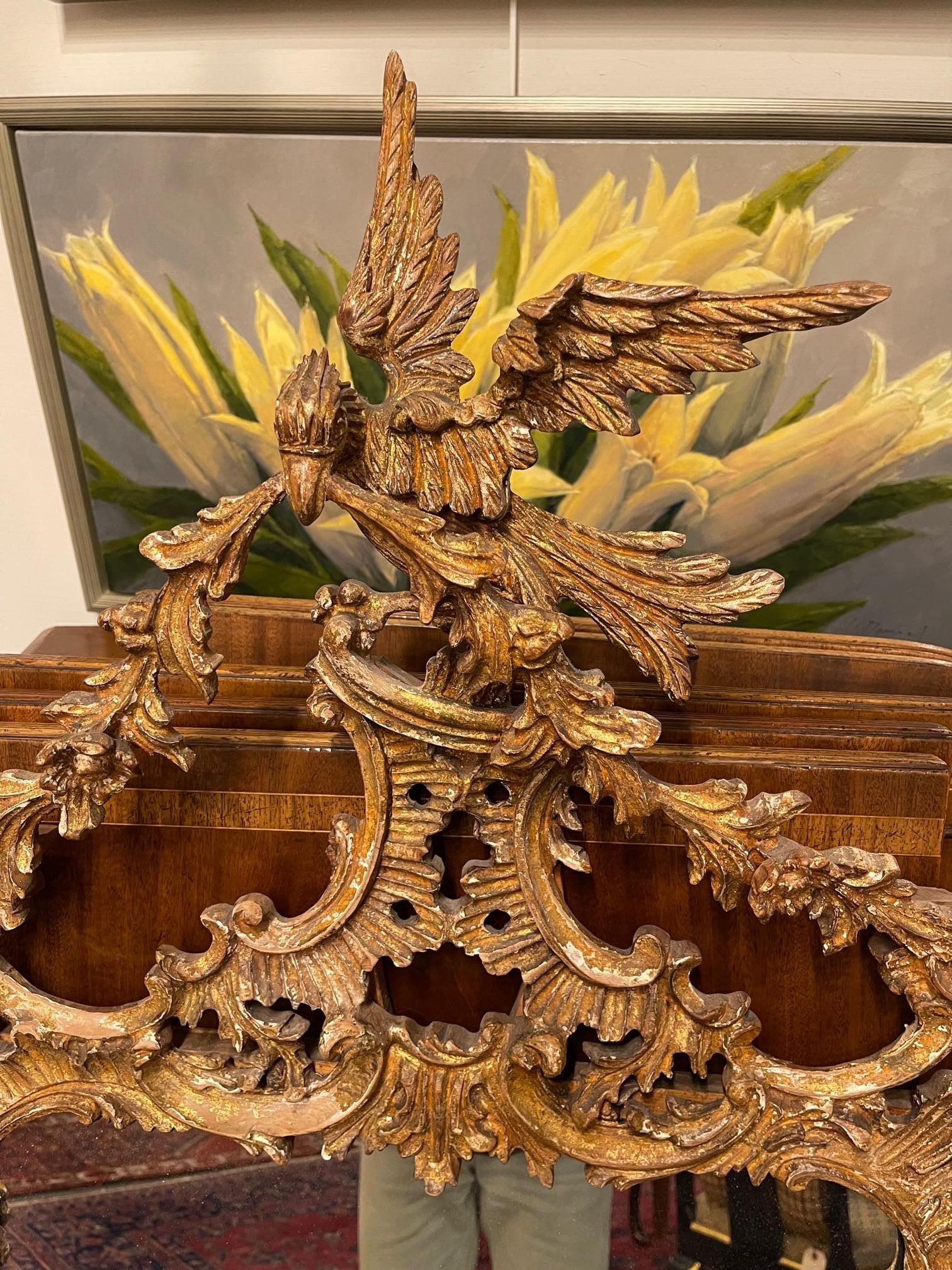 Spiegel aus geschnitztem und gealtertem Giltholz mit Adler im Stil von George II, 19. (Vergoldetes Holz) im Angebot