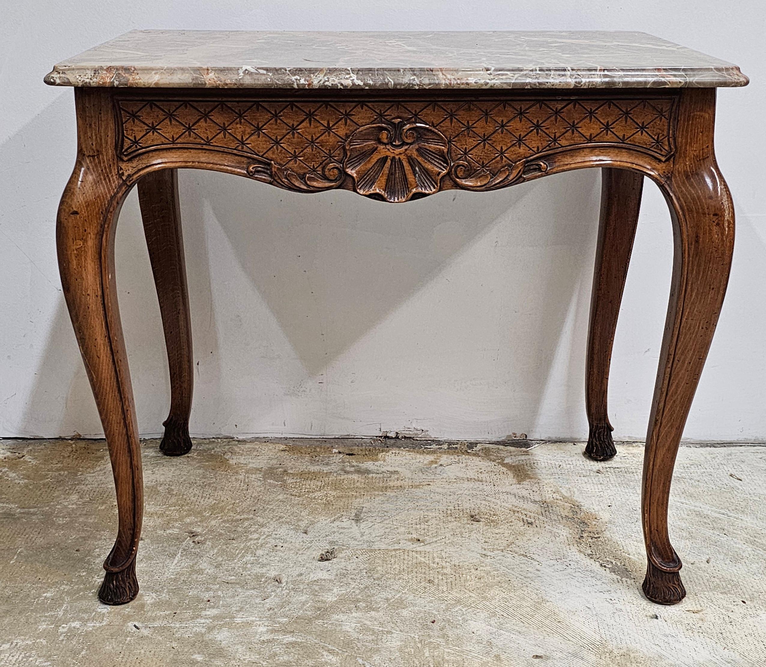  Table d'appoint de style George II en acajou sculpté et plateau de marbre Breccia Capraia en très bon état.
Mesure 29