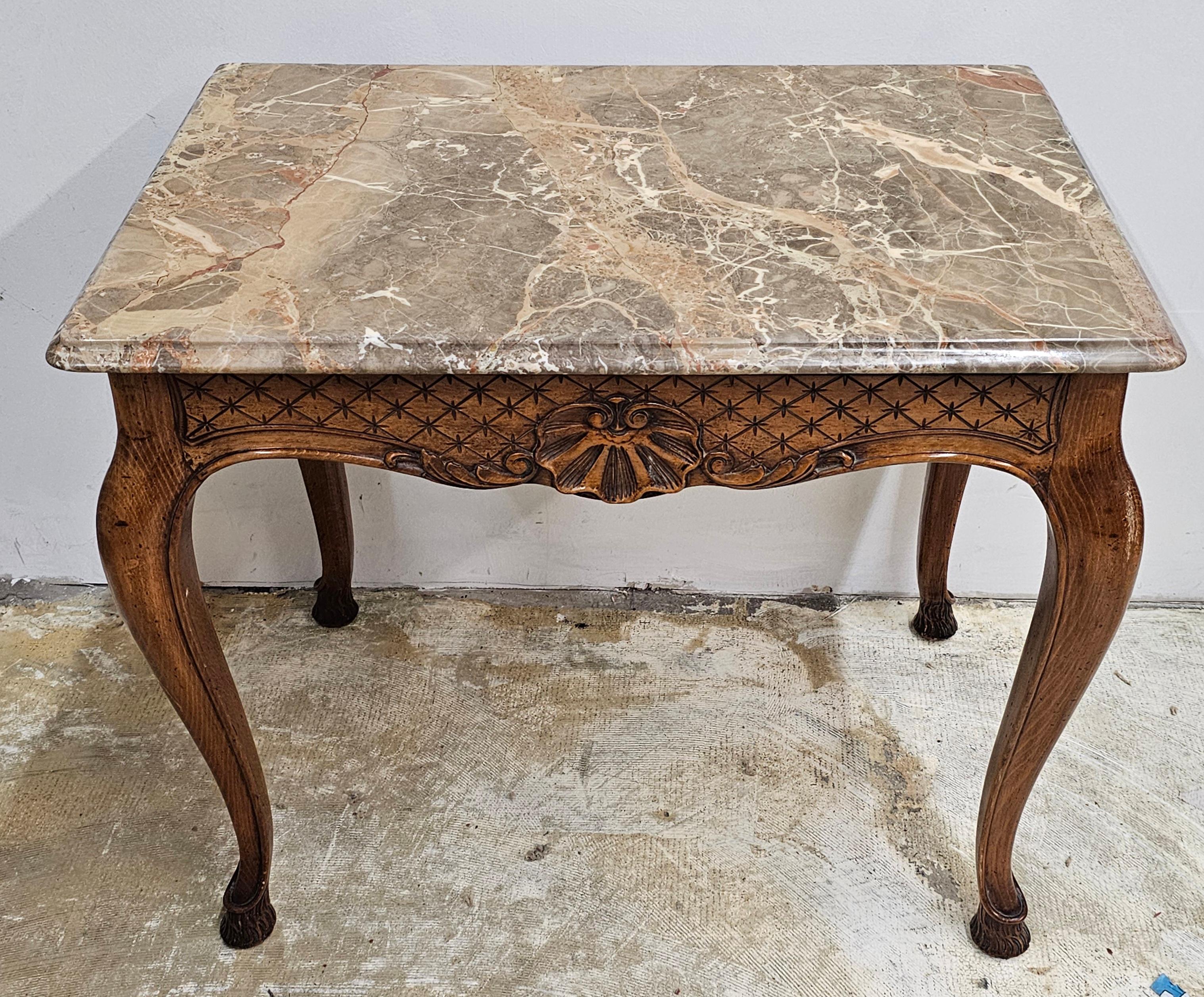 Américain Table d'appoint de style George II en acajou sculpté et plateau en marbre Breccia Capraia en vente