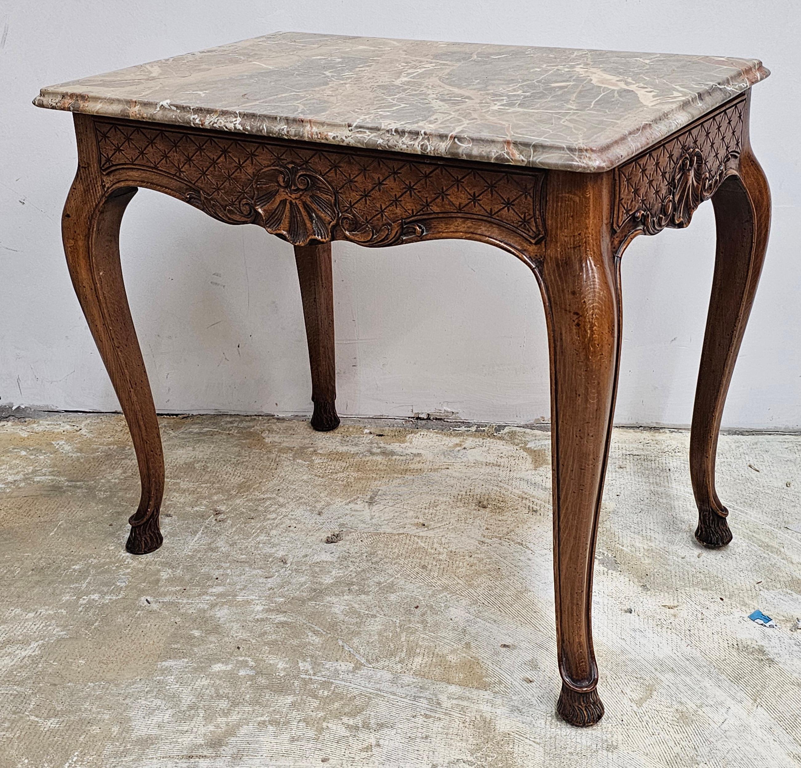 Tacheté Table d'appoint de style George II en acajou sculpté et plateau en marbre Breccia Capraia en vente