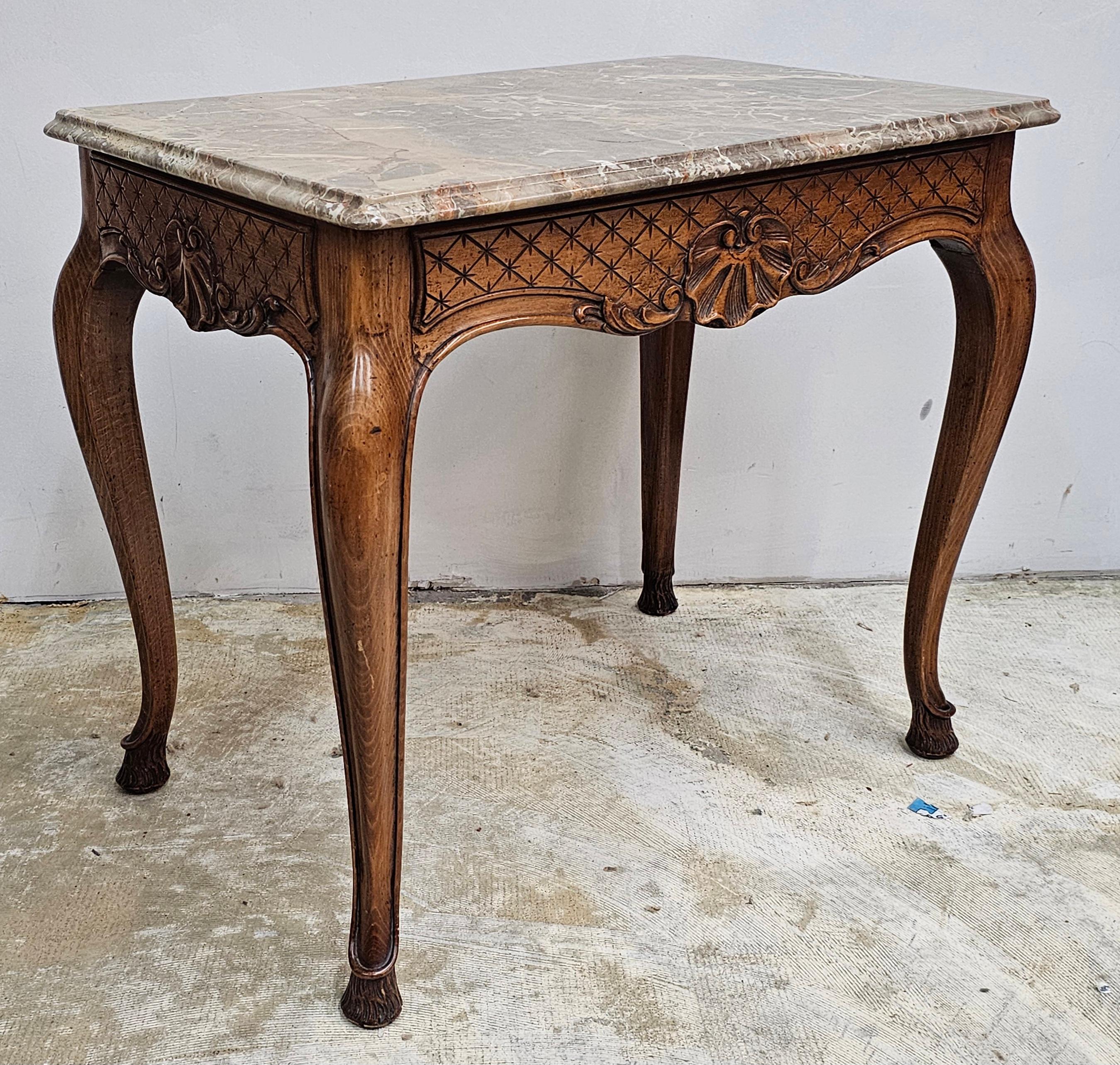 Table d'appoint de style George II en acajou sculpté et plateau en marbre Breccia Capraia Bon état - En vente à Germantown, MD