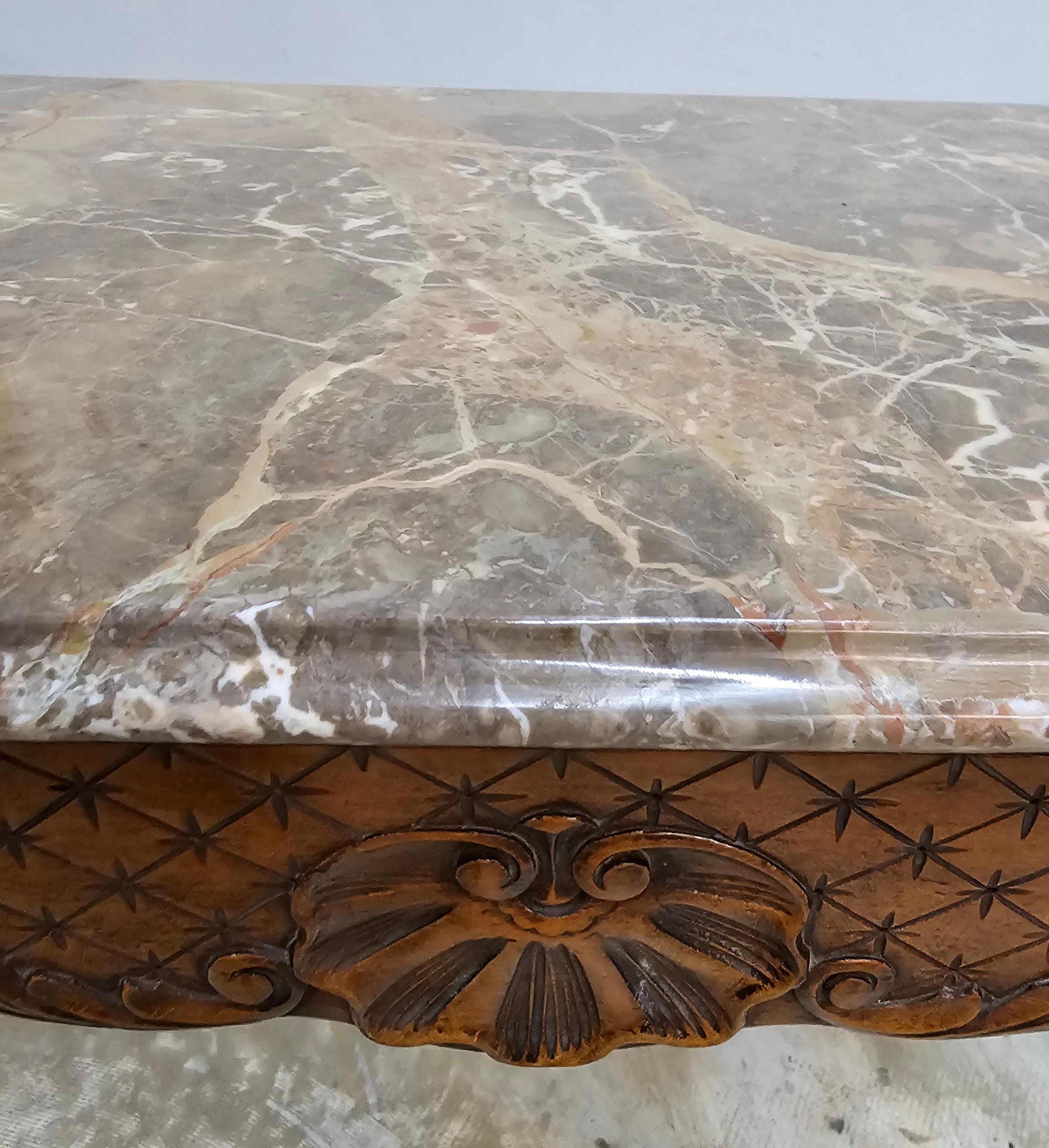 20ième siècle Table d'appoint de style George II en acajou sculpté et plateau en marbre Breccia Capraia en vente