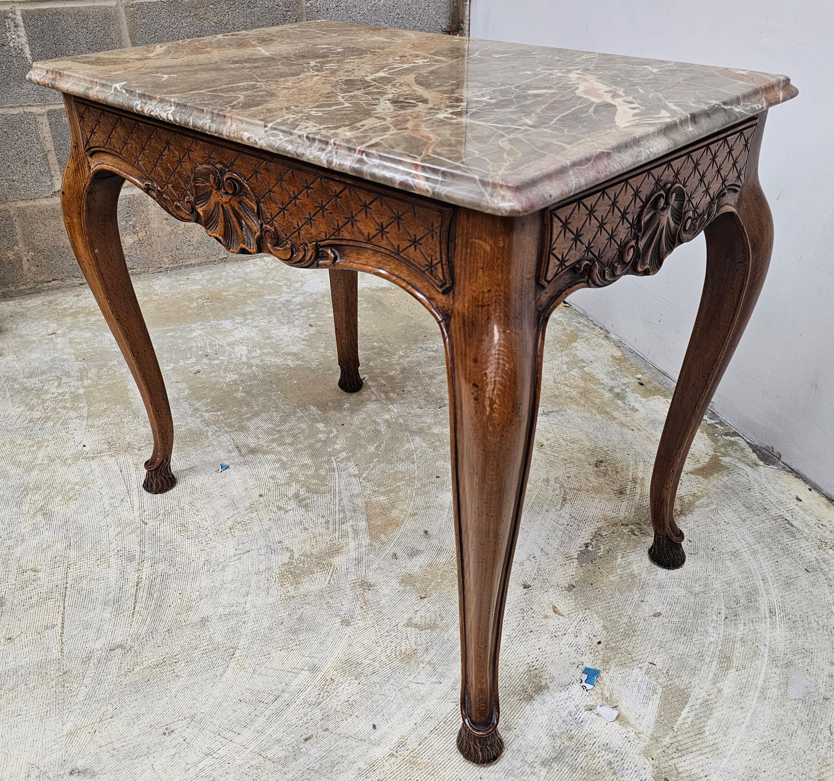 Marbre de Brescia Table d'appoint de style George II en acajou sculpté et plateau en marbre Breccia Capraia en vente