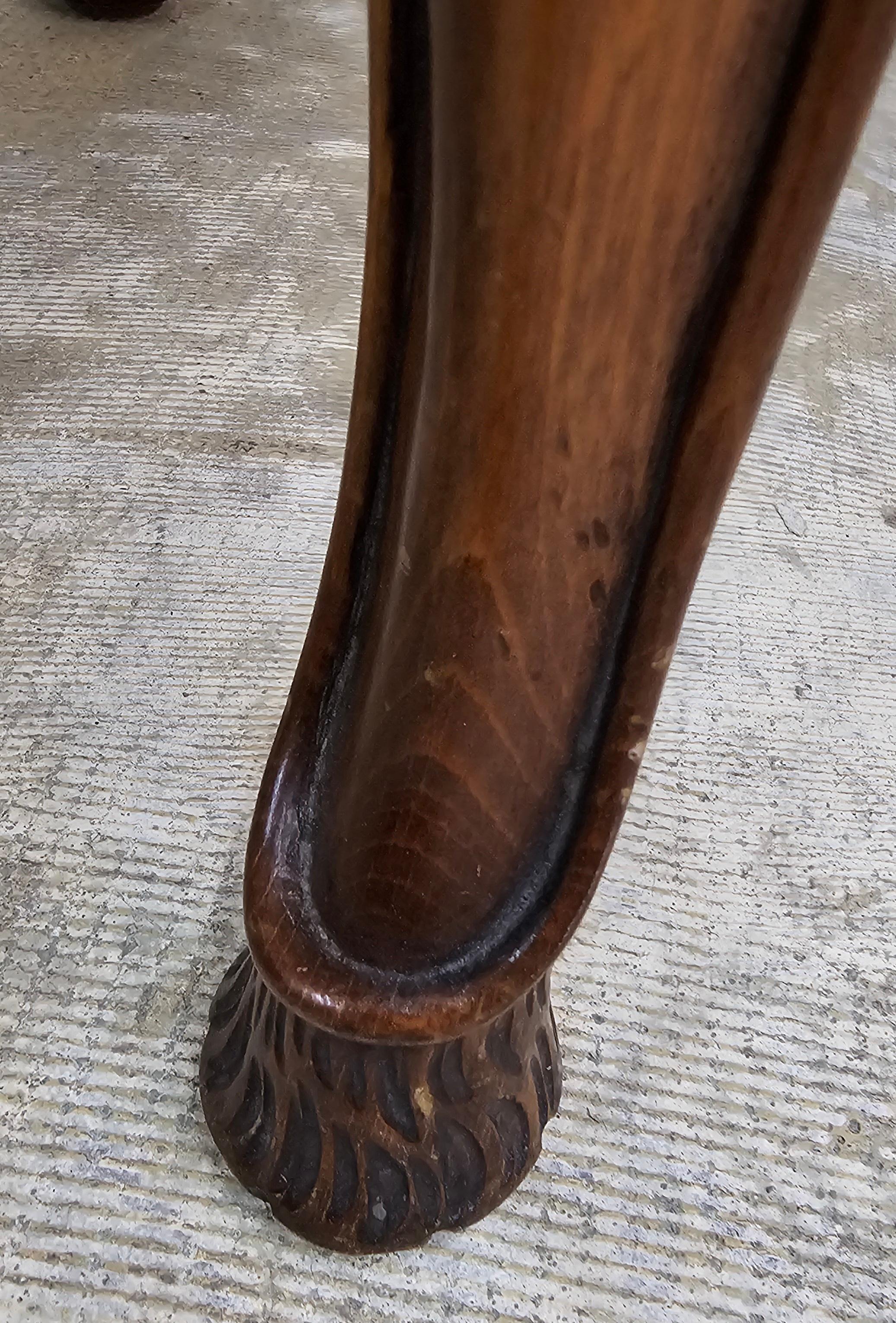 Table d'appoint de style George II en acajou sculpté et plateau en marbre Breccia Capraia en vente 1