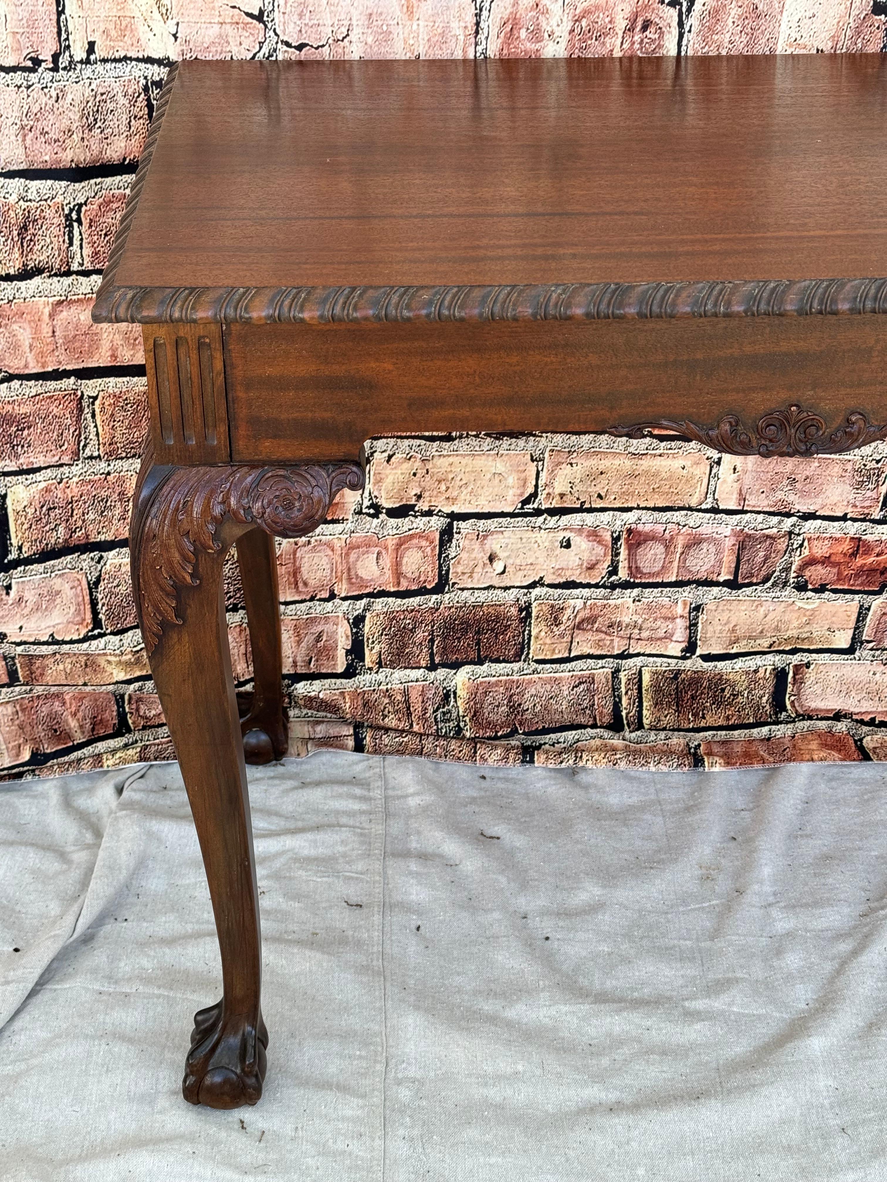 Mesa auxiliar de caoba tallada estilo Jorge II en venta 4