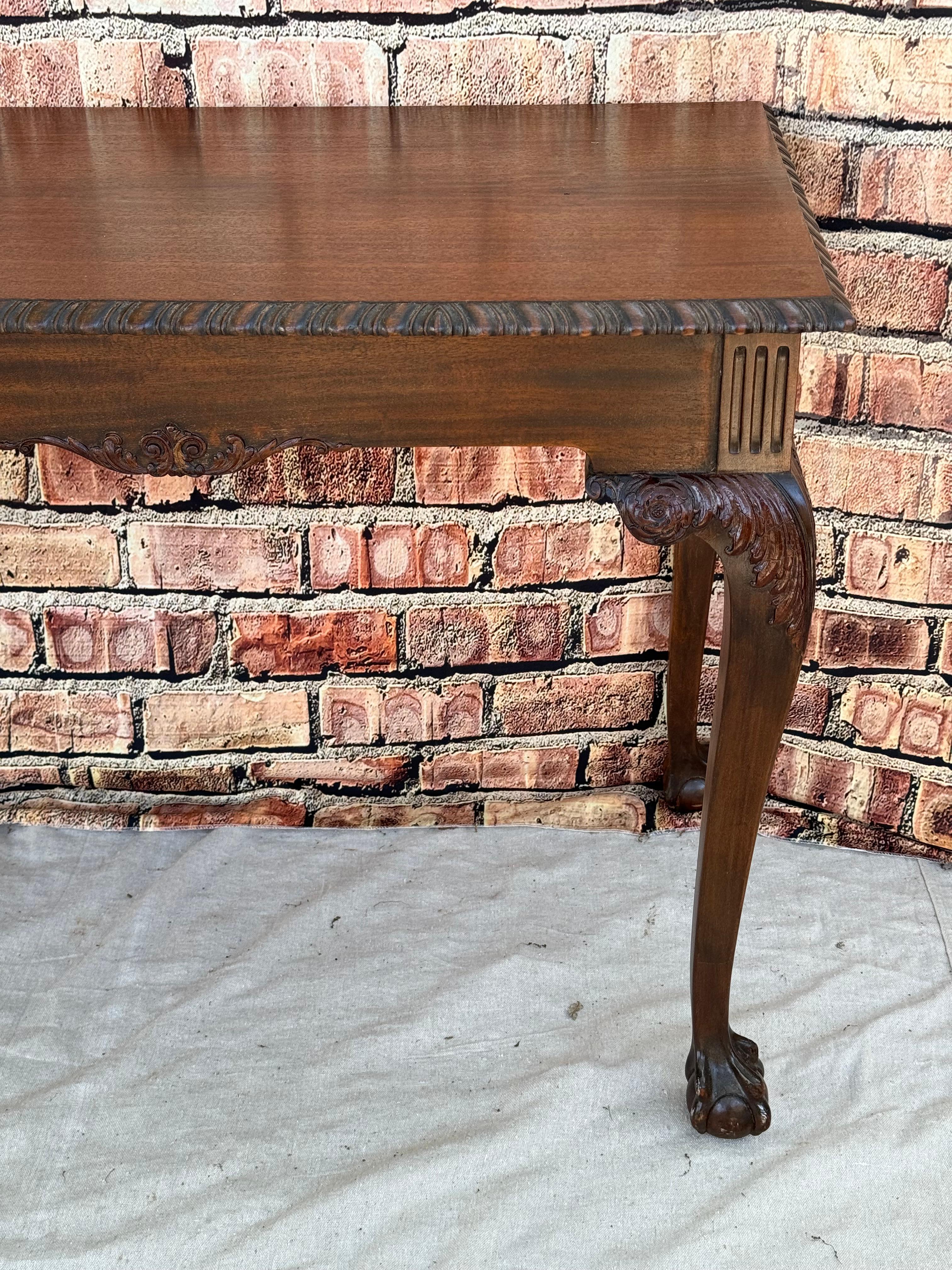 Mesa auxiliar de caoba tallada estilo Jorge II en venta 5