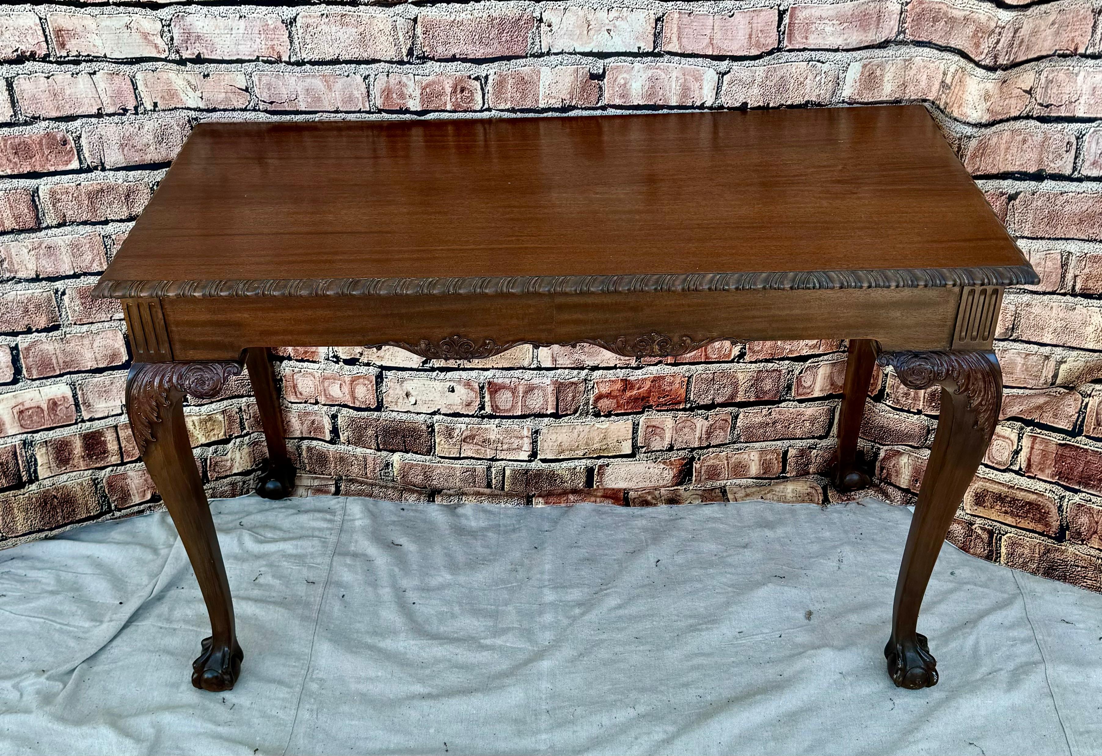 Mesa auxiliar de caoba tallada estilo Jorge II en venta 6