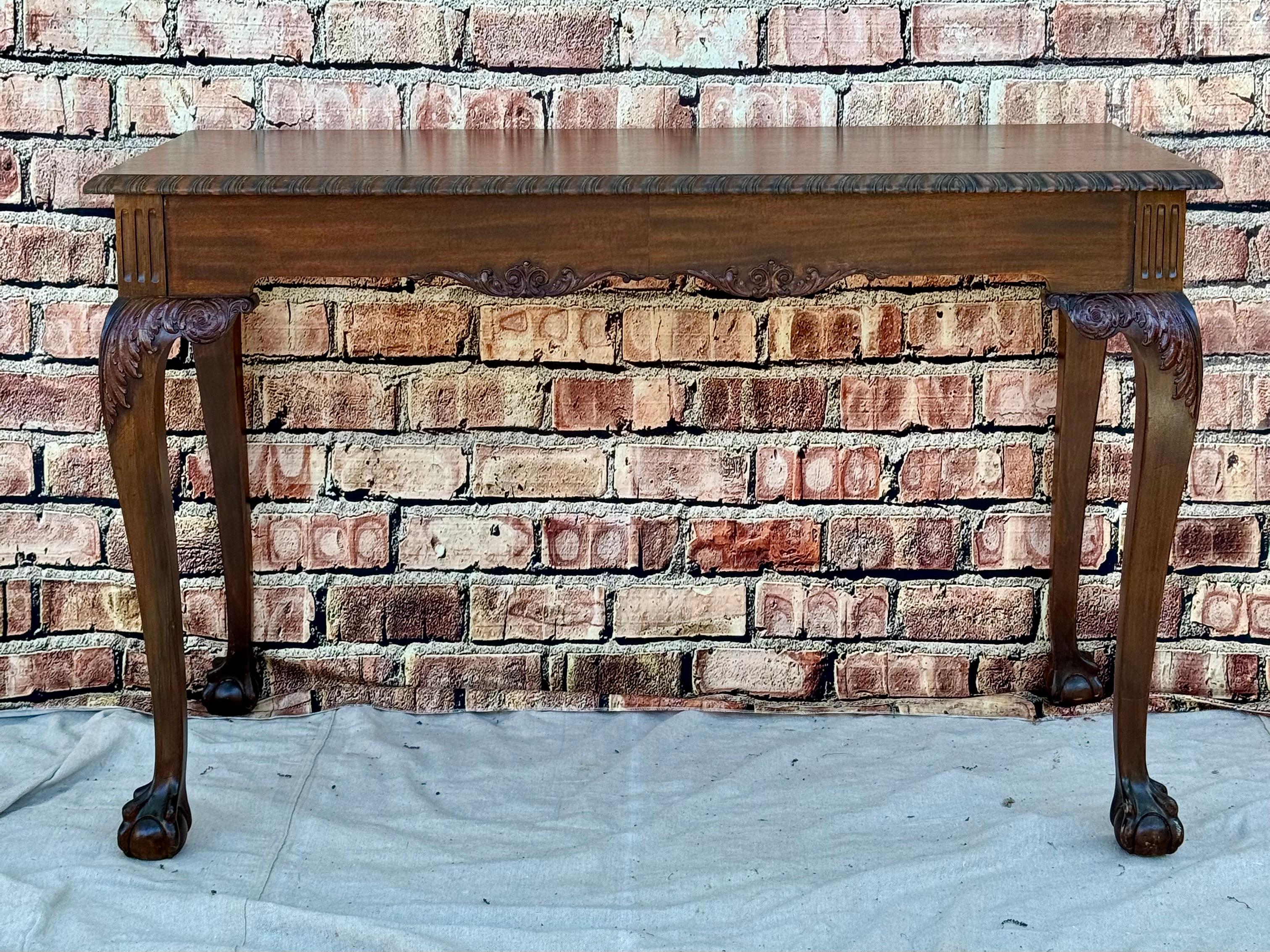 Mesa auxiliar de caoba tallada estilo Jorge II en venta 7