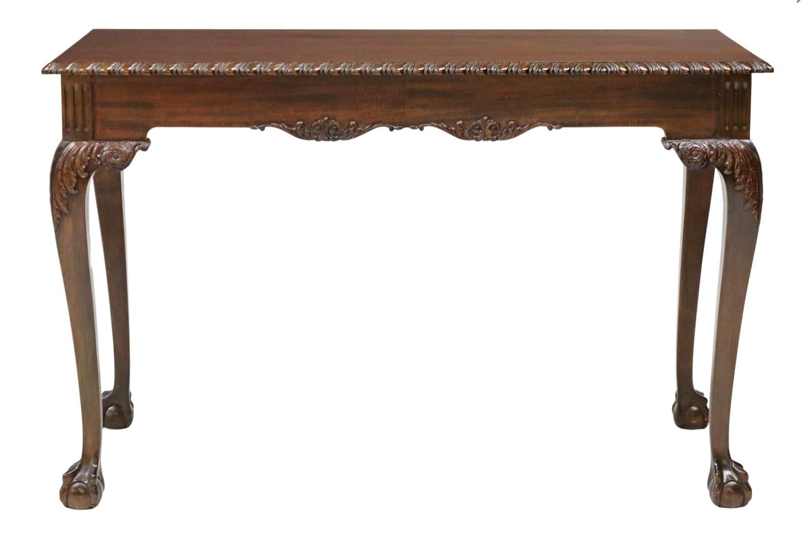 Mesa auxiliar de caoba tallada estilo Jorge II Inglés en venta