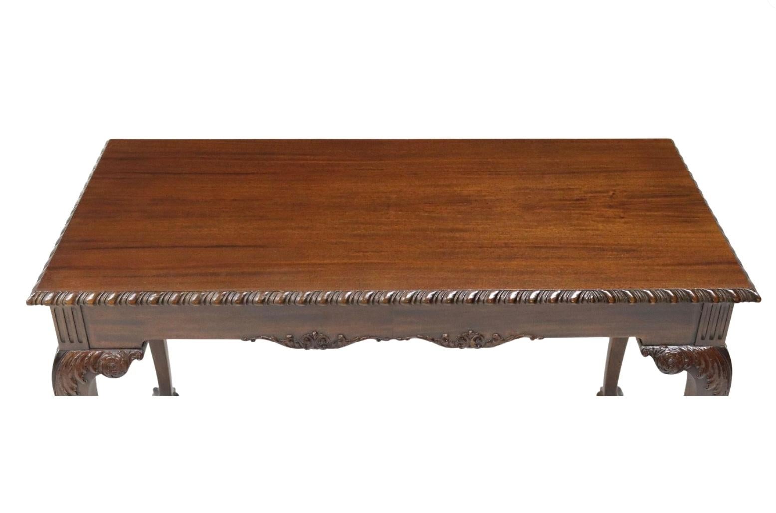 Mesa auxiliar de caoba tallada estilo Jorge II en Bueno estado para la venta en Bradenton, FL
