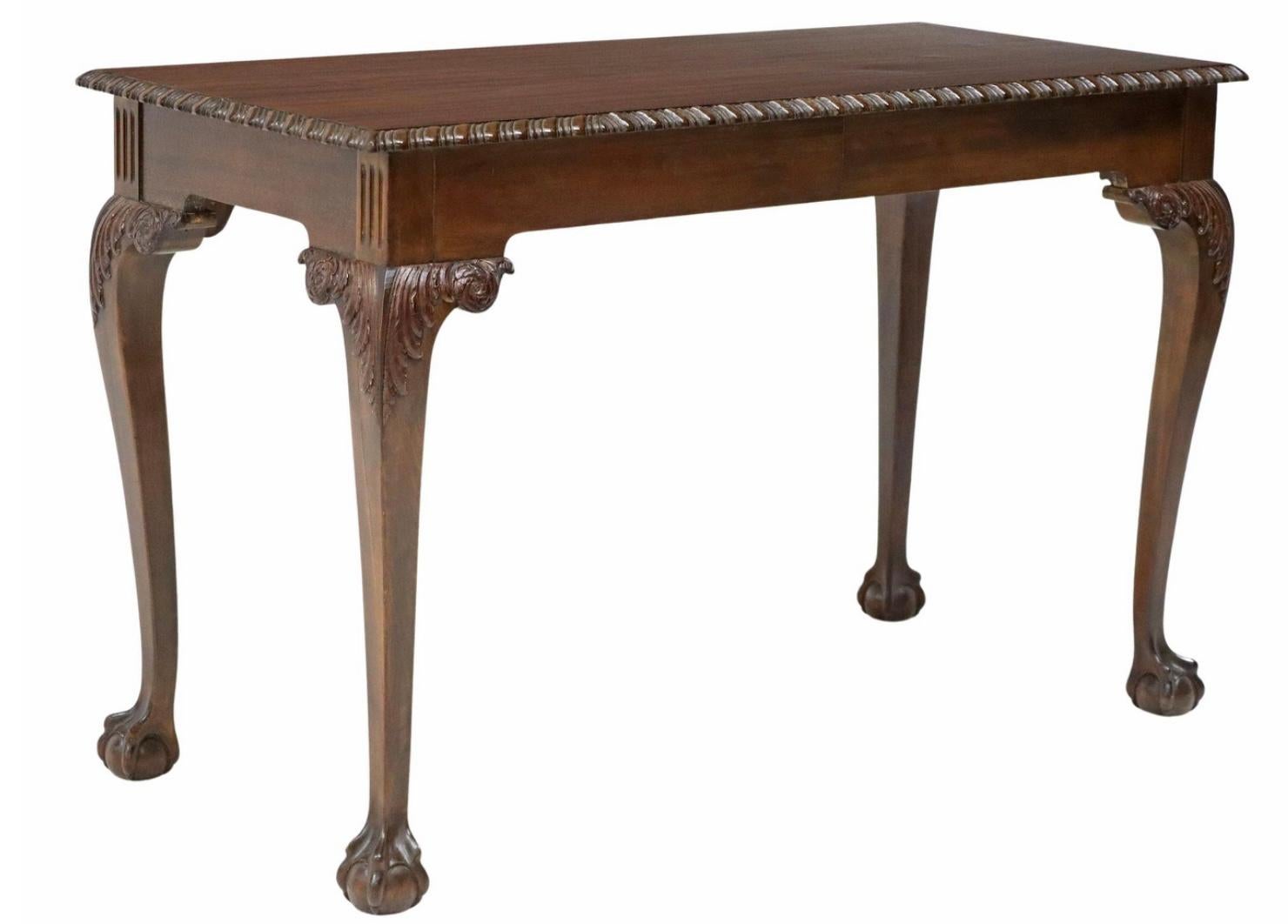 Mesa auxiliar de caoba tallada estilo Jorge II siglo XX en venta