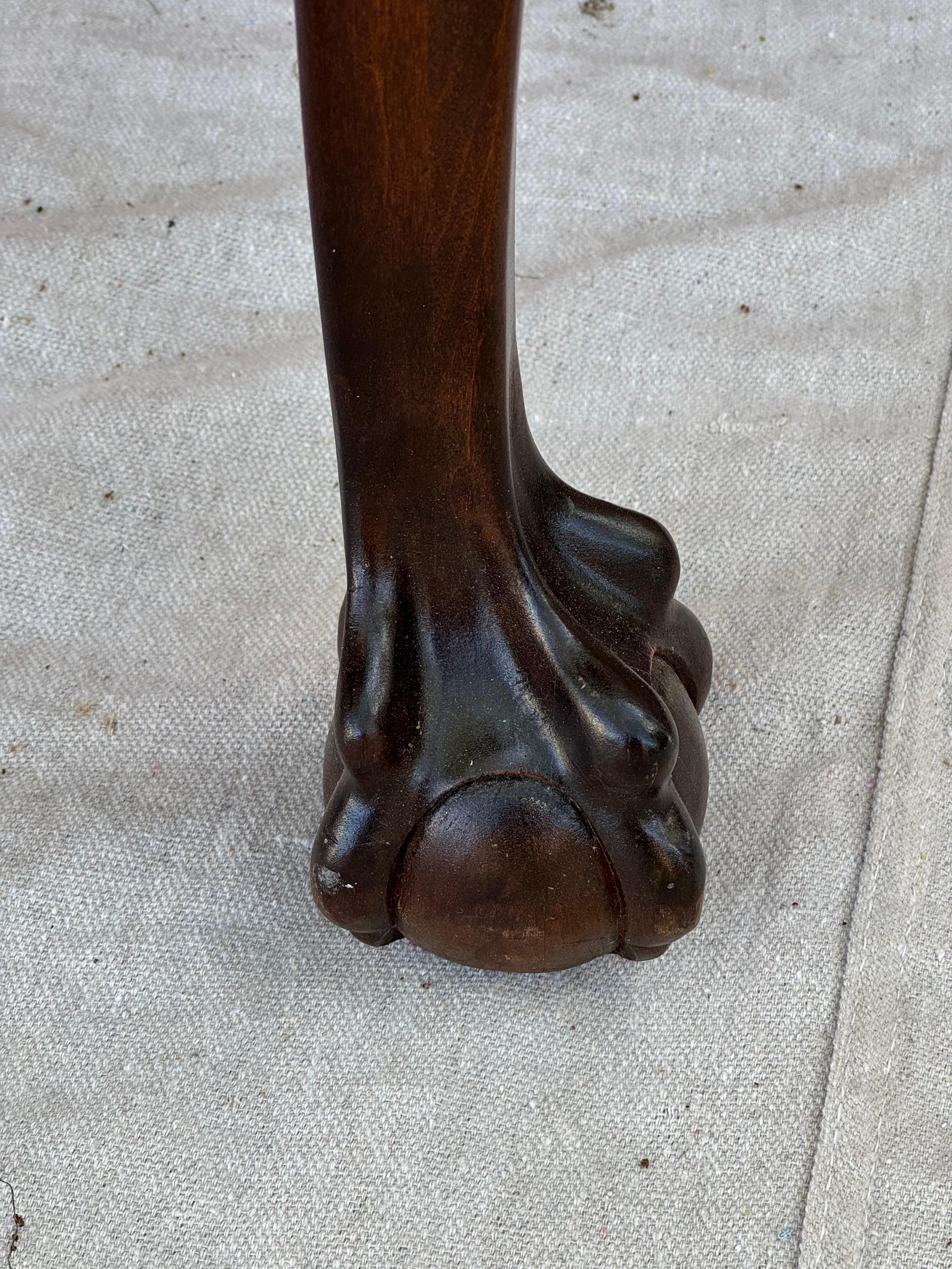Mesa auxiliar de caoba tallada estilo Jorge II Caoba en venta