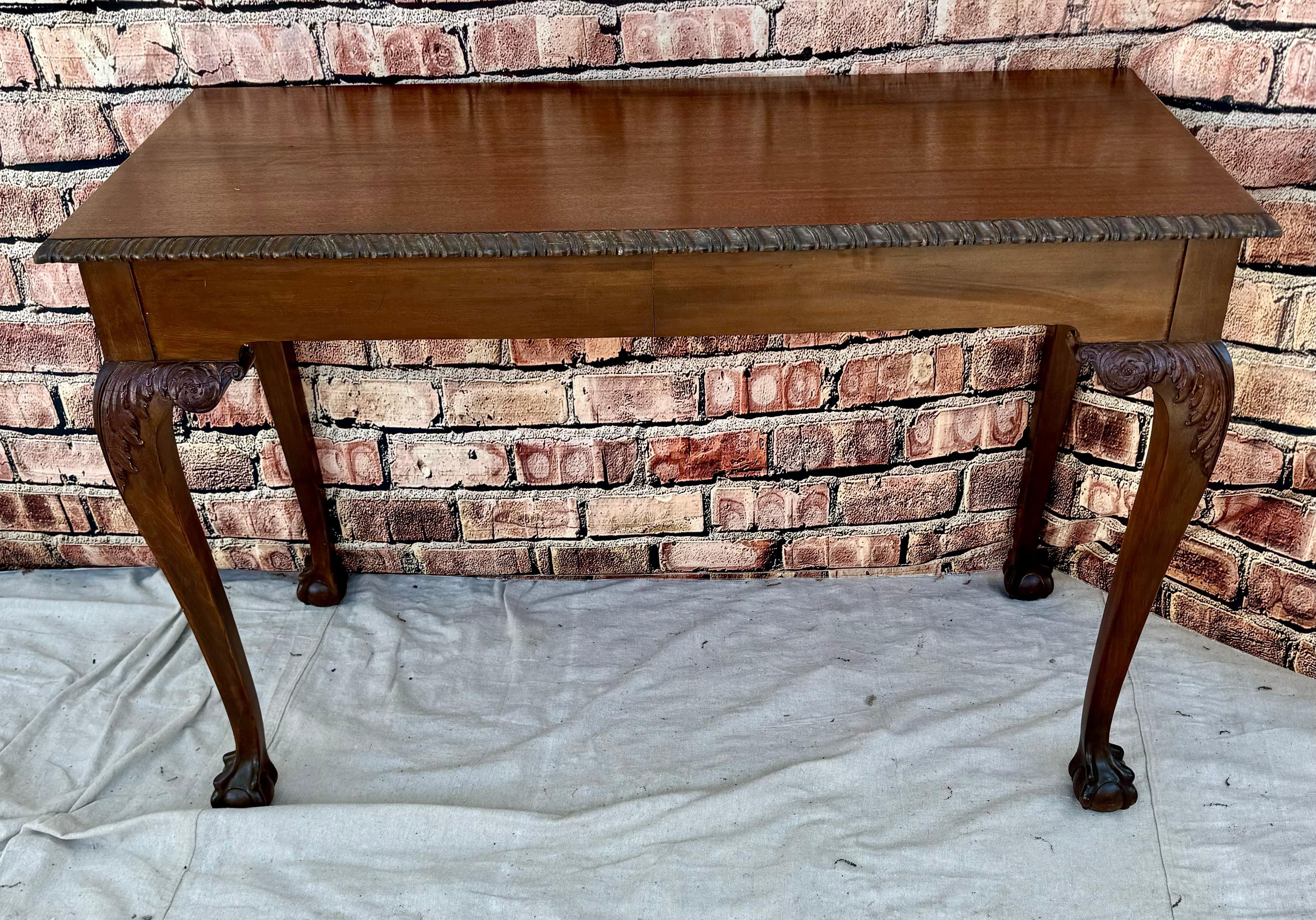 Mesa auxiliar de caoba tallada estilo Jorge II en venta 1