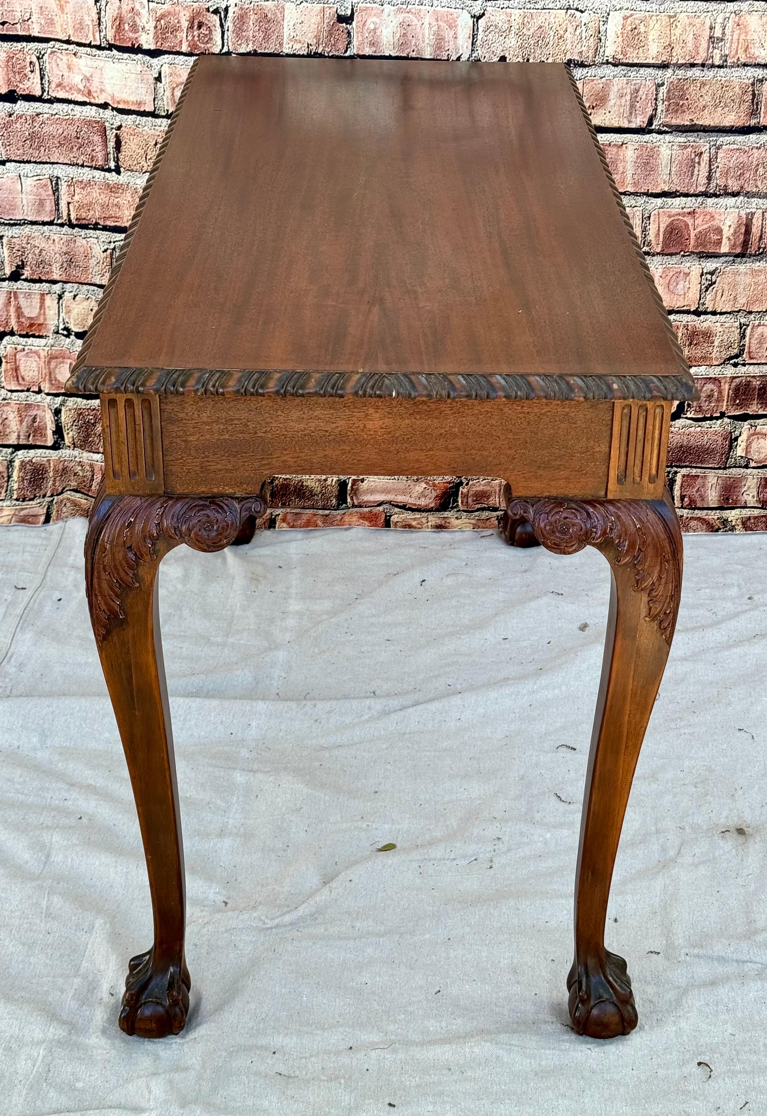 Mesa auxiliar de caoba tallada estilo Jorge II en venta 2