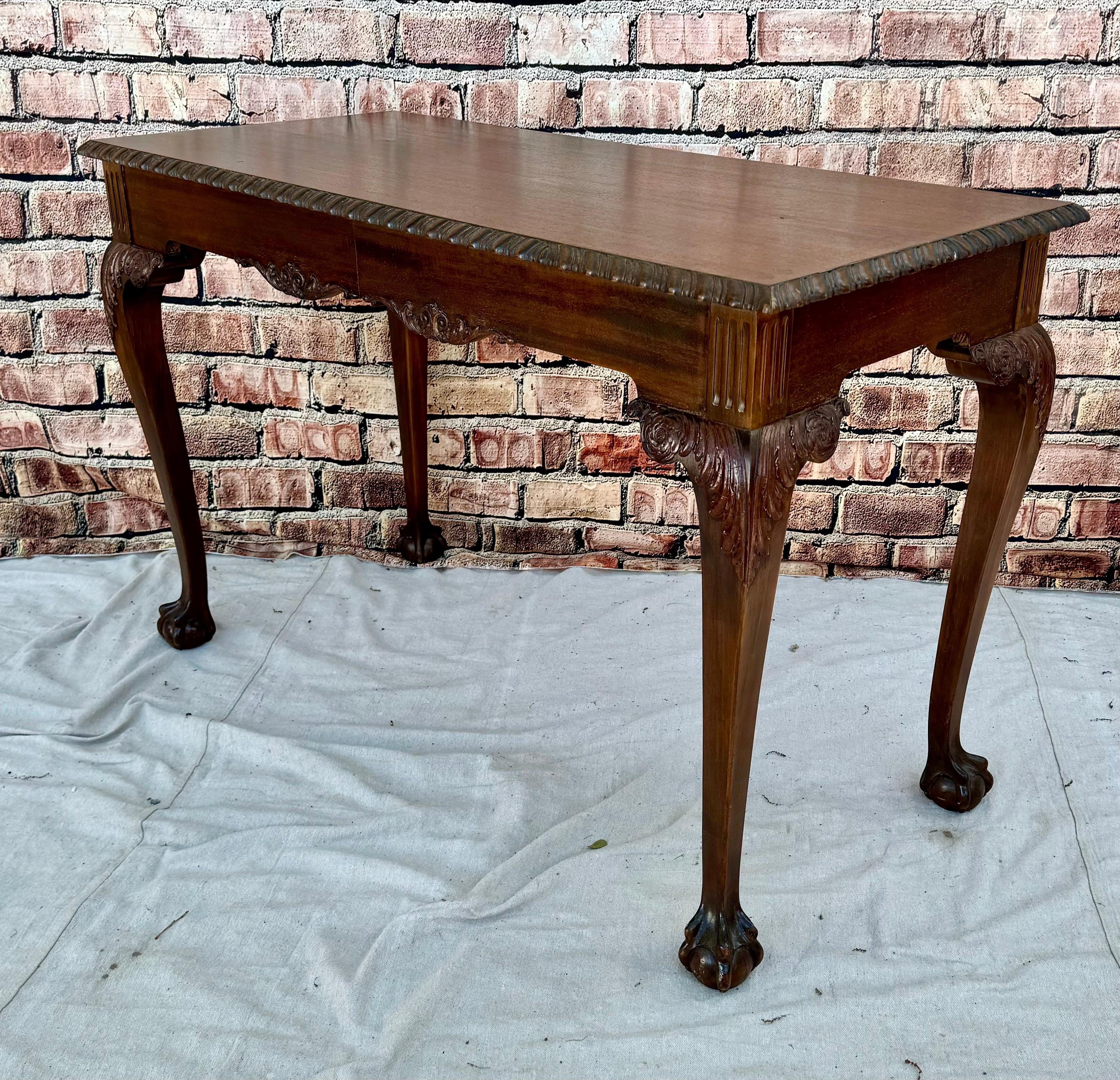Mesa auxiliar de caoba tallada estilo Jorge II en venta 3