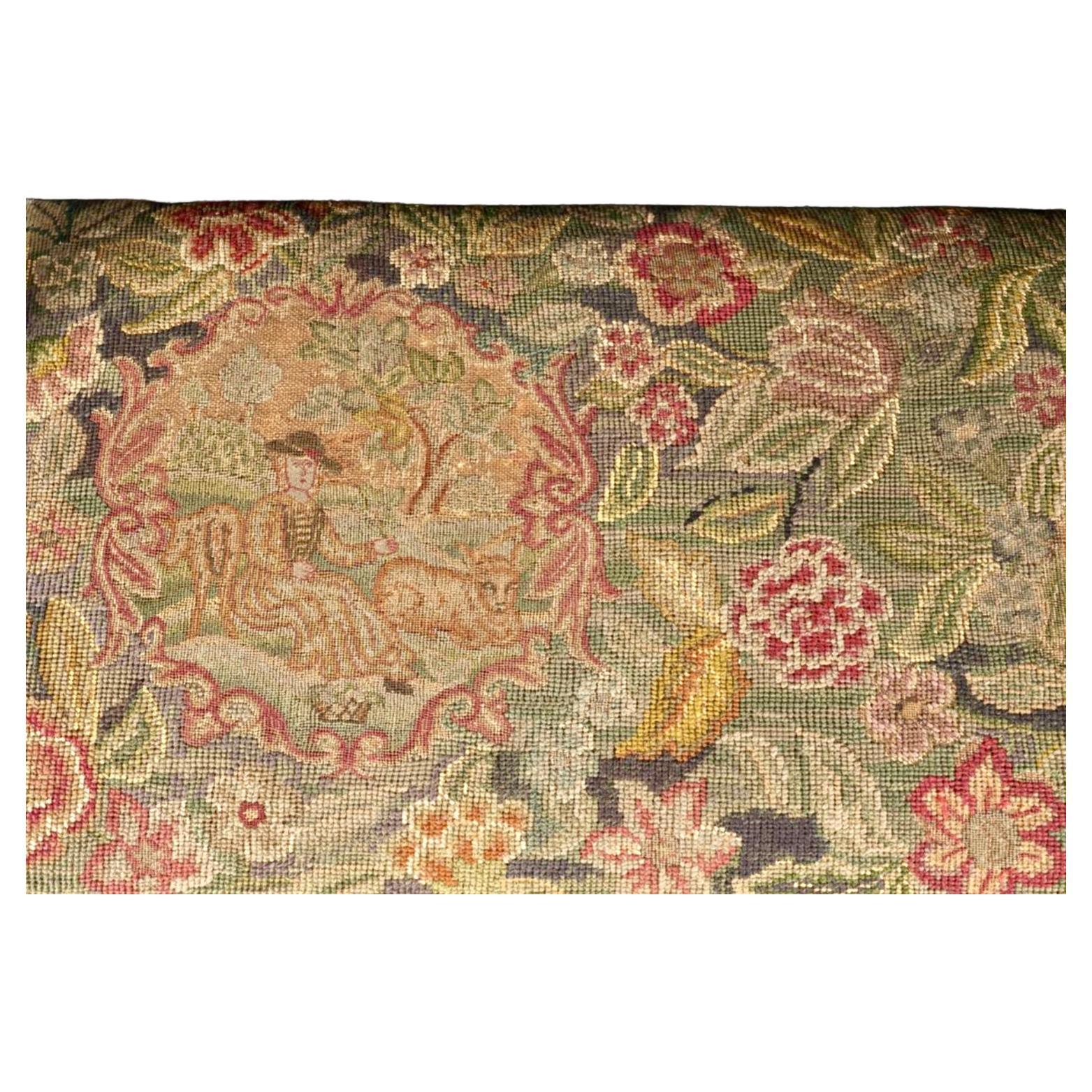 19. Jahrhundert George II. Geschnitztes Mahagoni-Dreirücken-Sofa. Das Sofa hat schöne, kunstvoll geschnitzte Rückenlehnen und Löwenkopfknie auf Cabriole-Beinen. Der Sitz aus Nadelspitze zeigt Blumen und Laub sowie Szenen aus der englischen