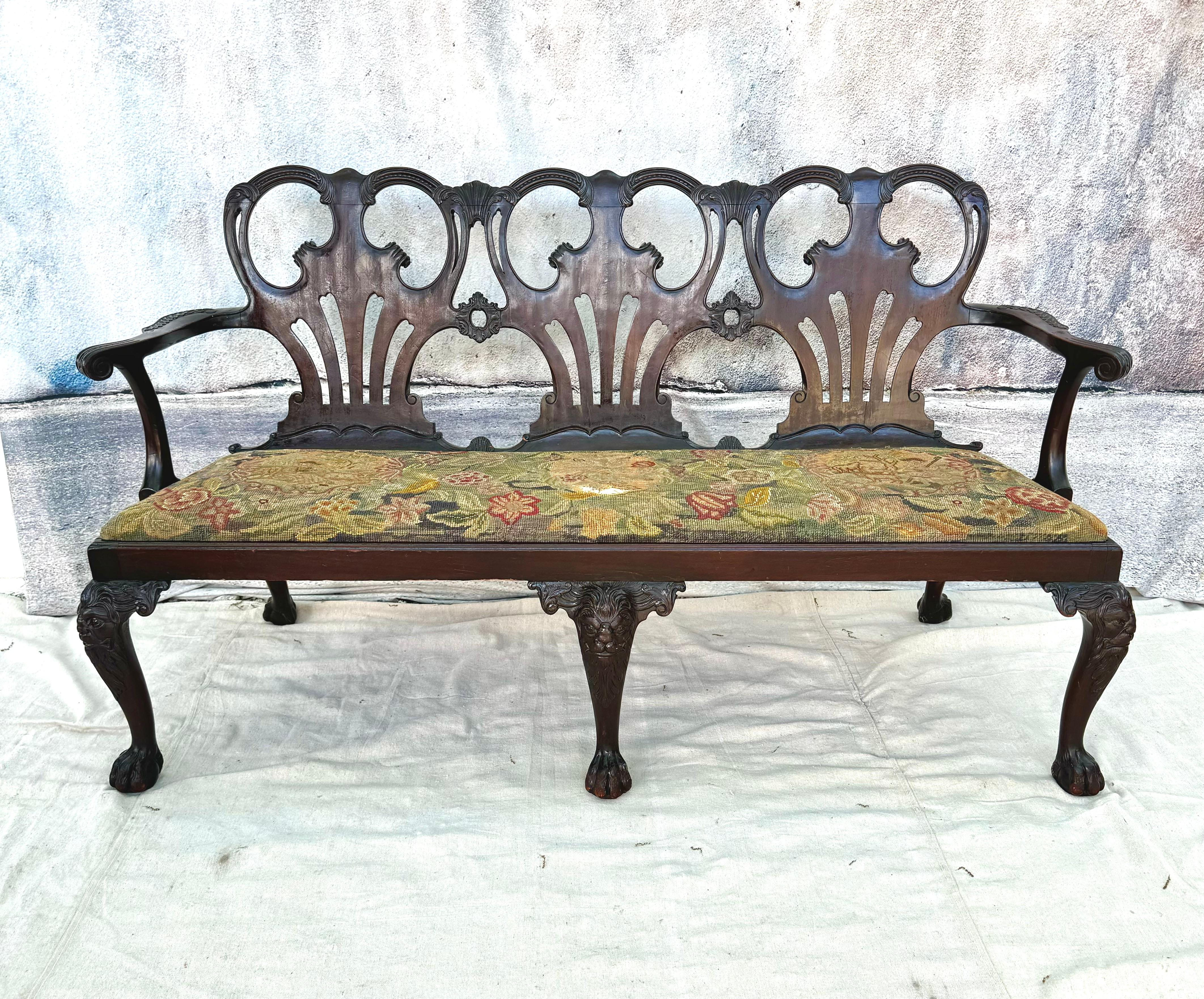 George II Style Carved Mahogany Triple-back Settee In Good Condition For Sale In Bradenton, FL