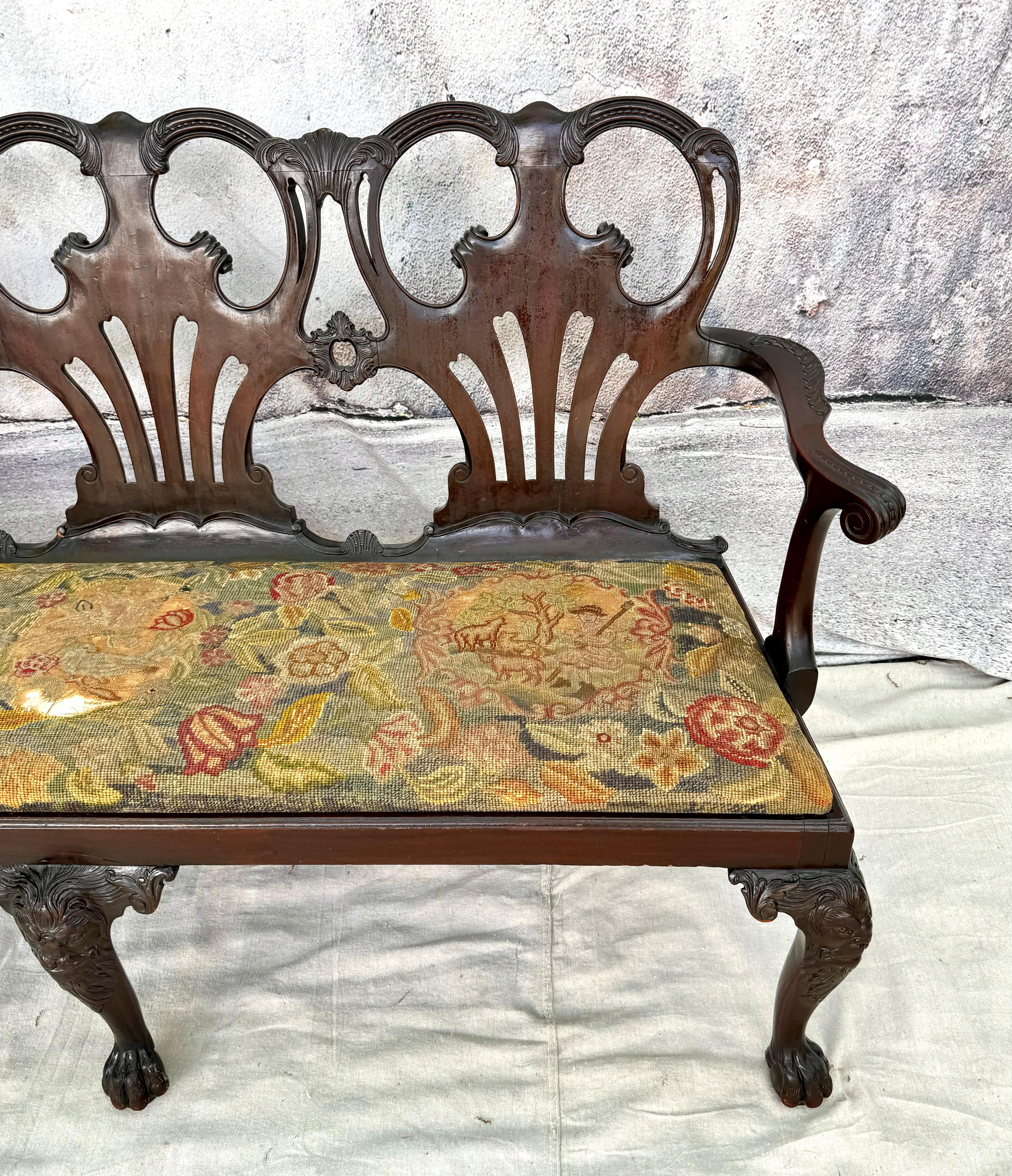 Geschnitztes Mahagoni-Sofa im George-II-Stil mit drei Rückenlehnen im Zustand „Gut“ im Angebot in Bradenton, FL