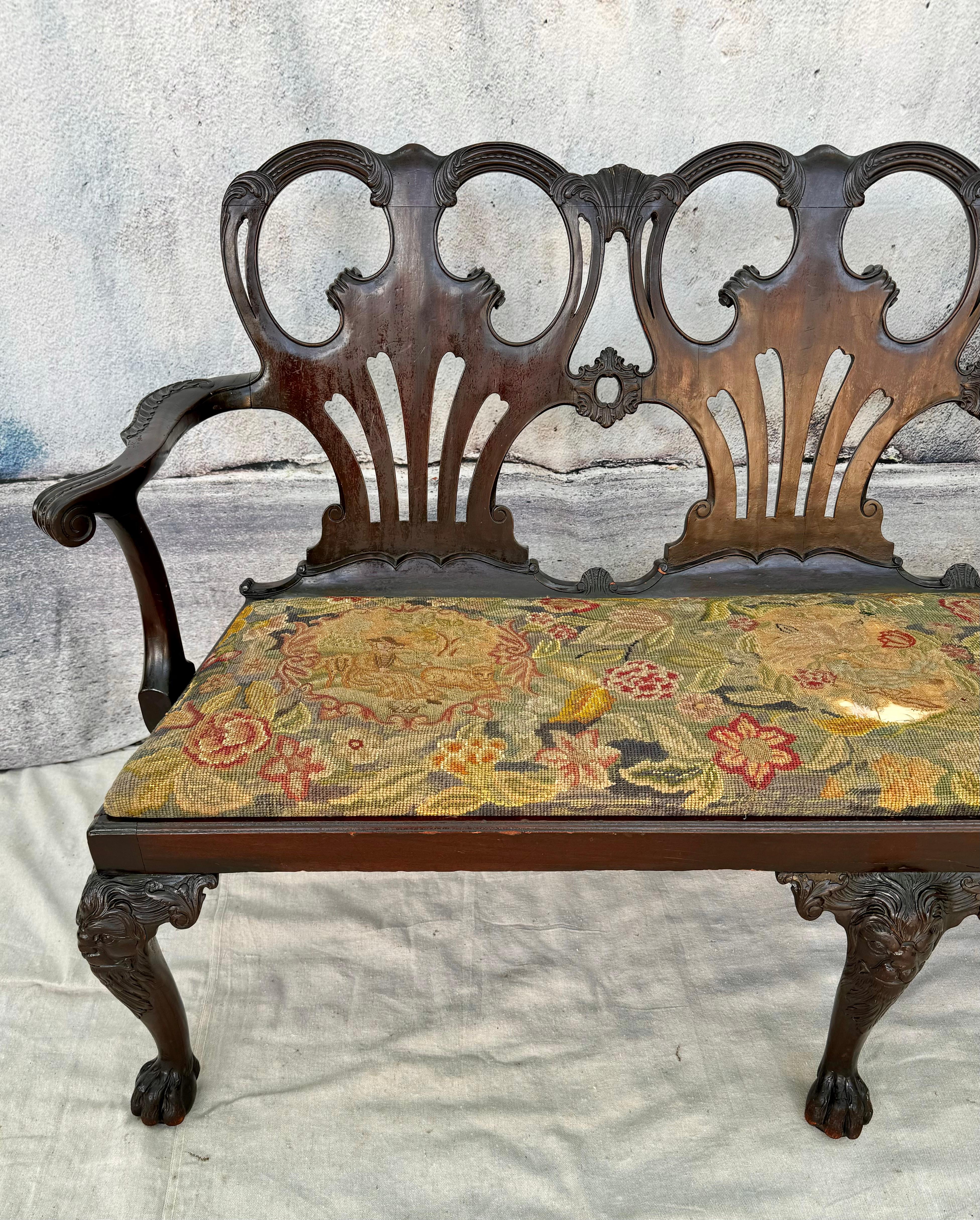 Geschnitztes Mahagoni-Sofa im George-II-Stil mit drei Rückenlehnen (Textil) im Angebot