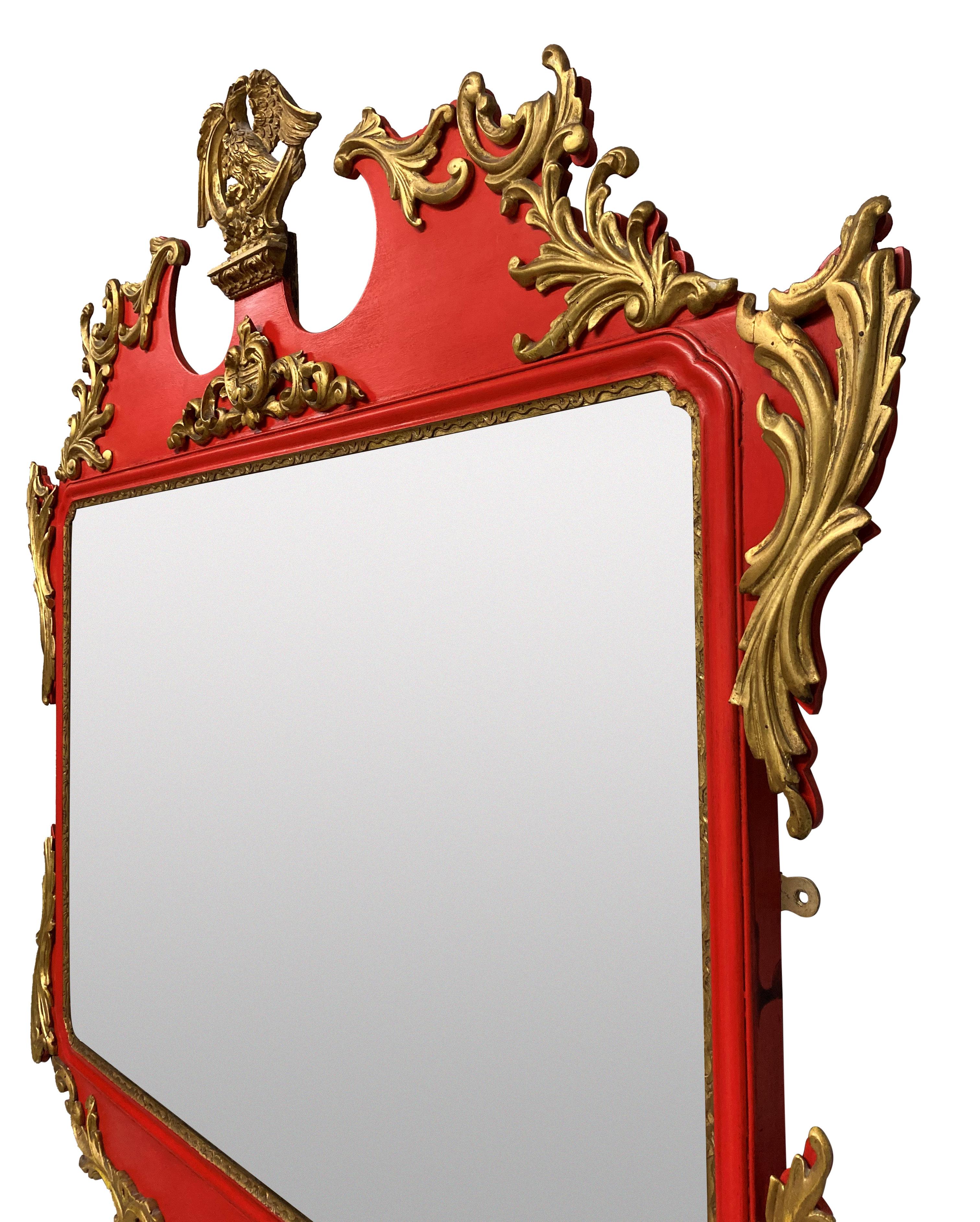 Début du 20ème siècle Miroir de style George II en bois sculpté écarlate et doré en vente