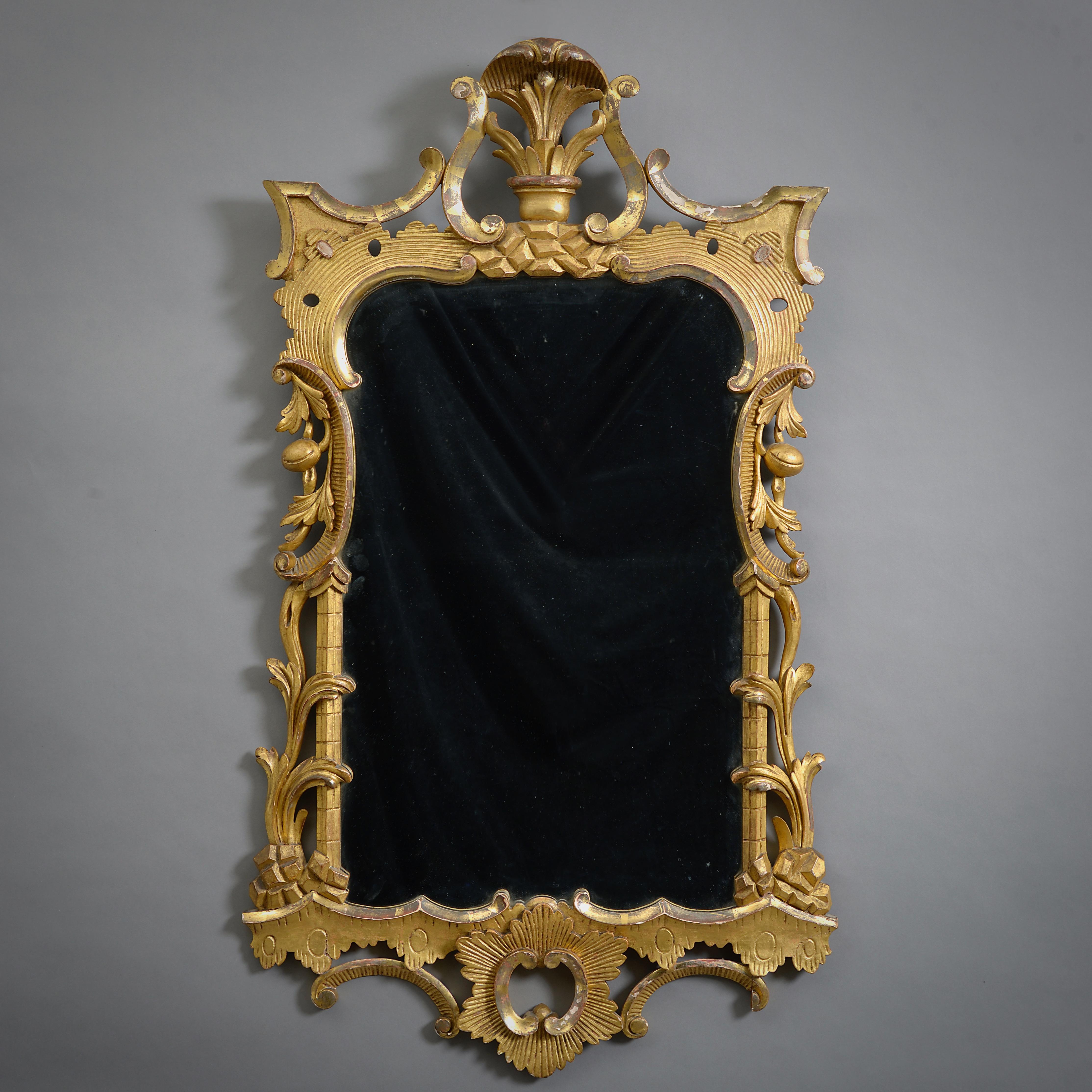 Bois doré Miroir en bois doré de style George II en vente