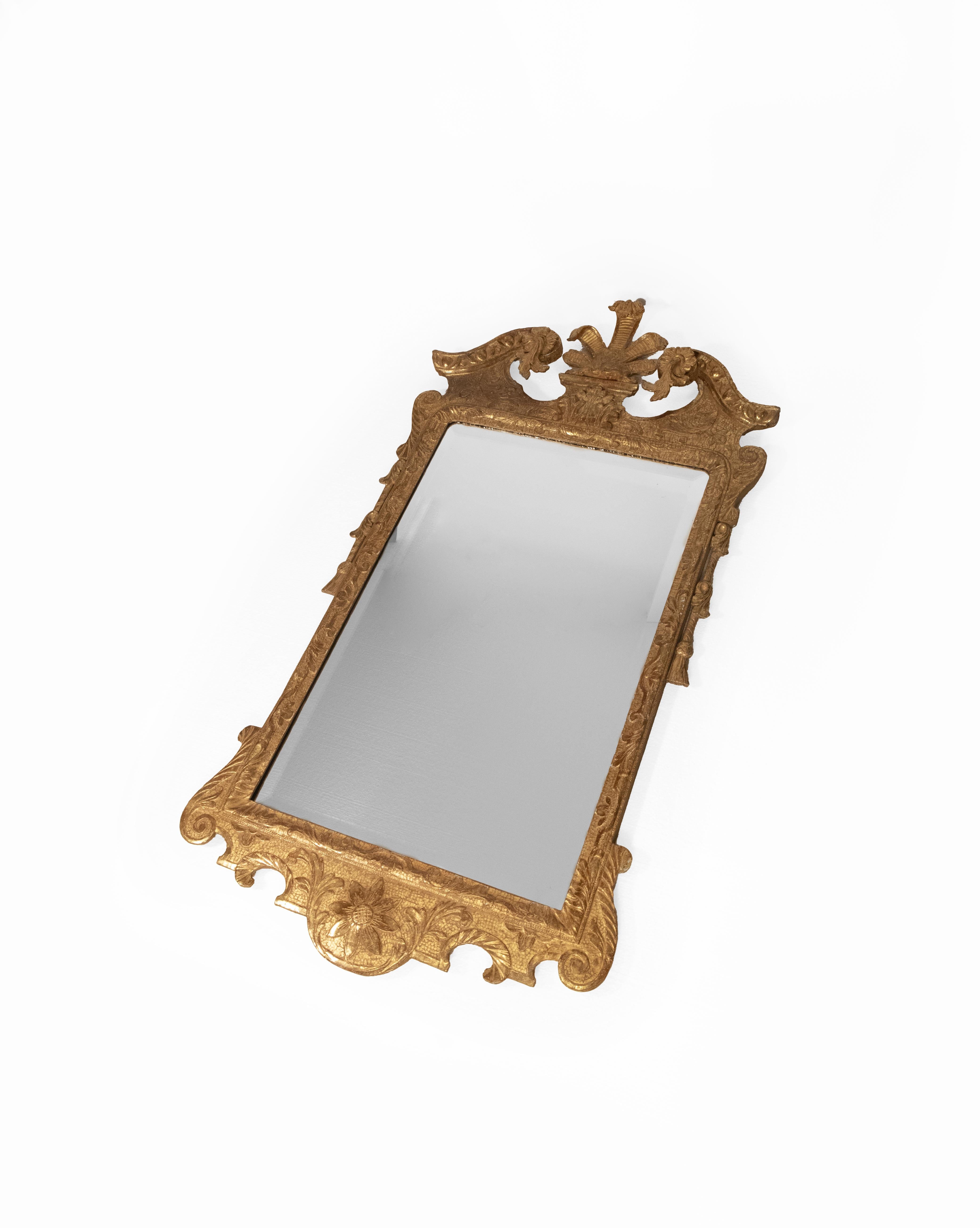 Miroir en bois doré de style George II Bon état - En vente à New York, NY