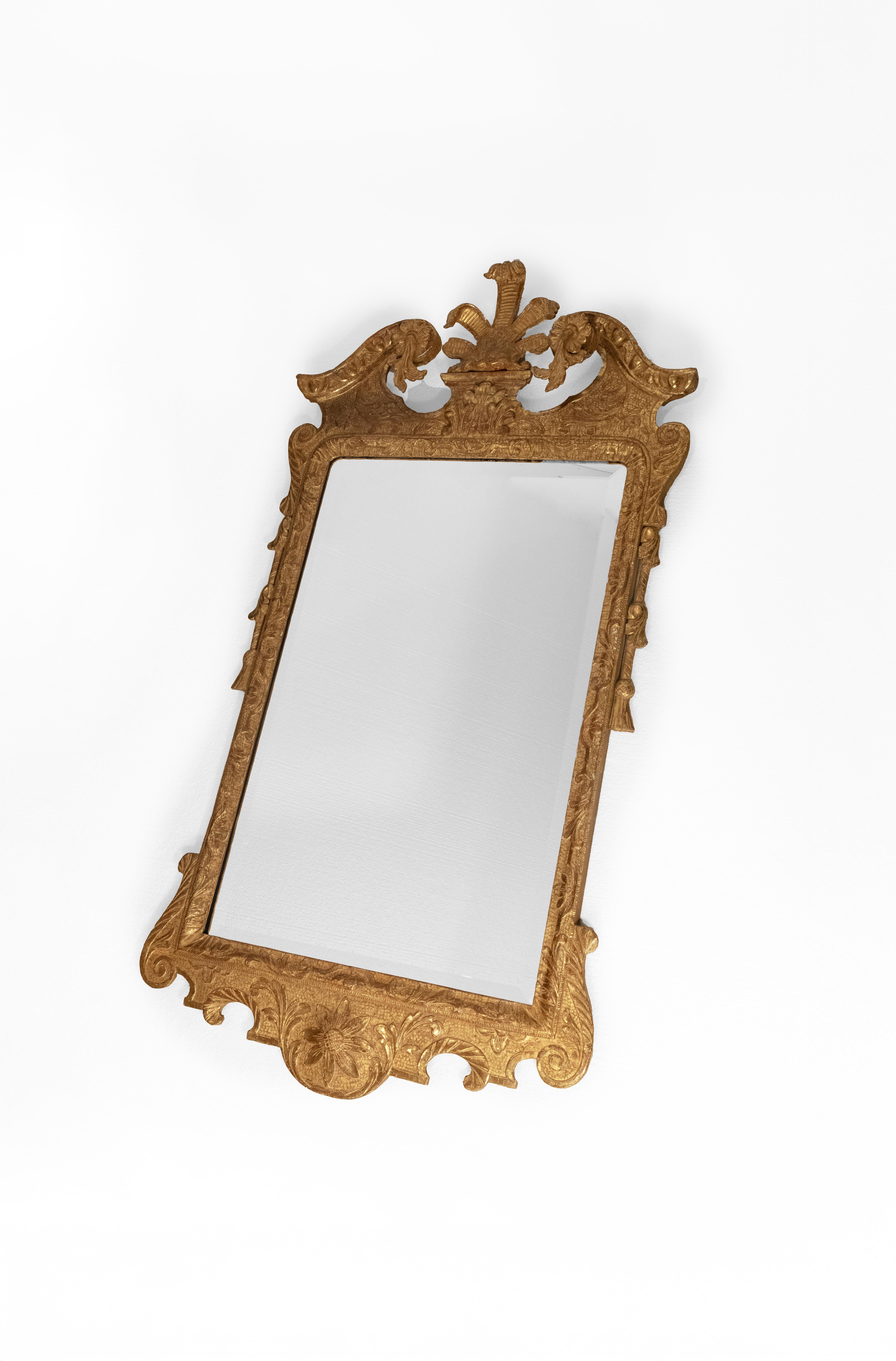 Milieu du XIXe siècle Miroir en bois doré de style George II en vente