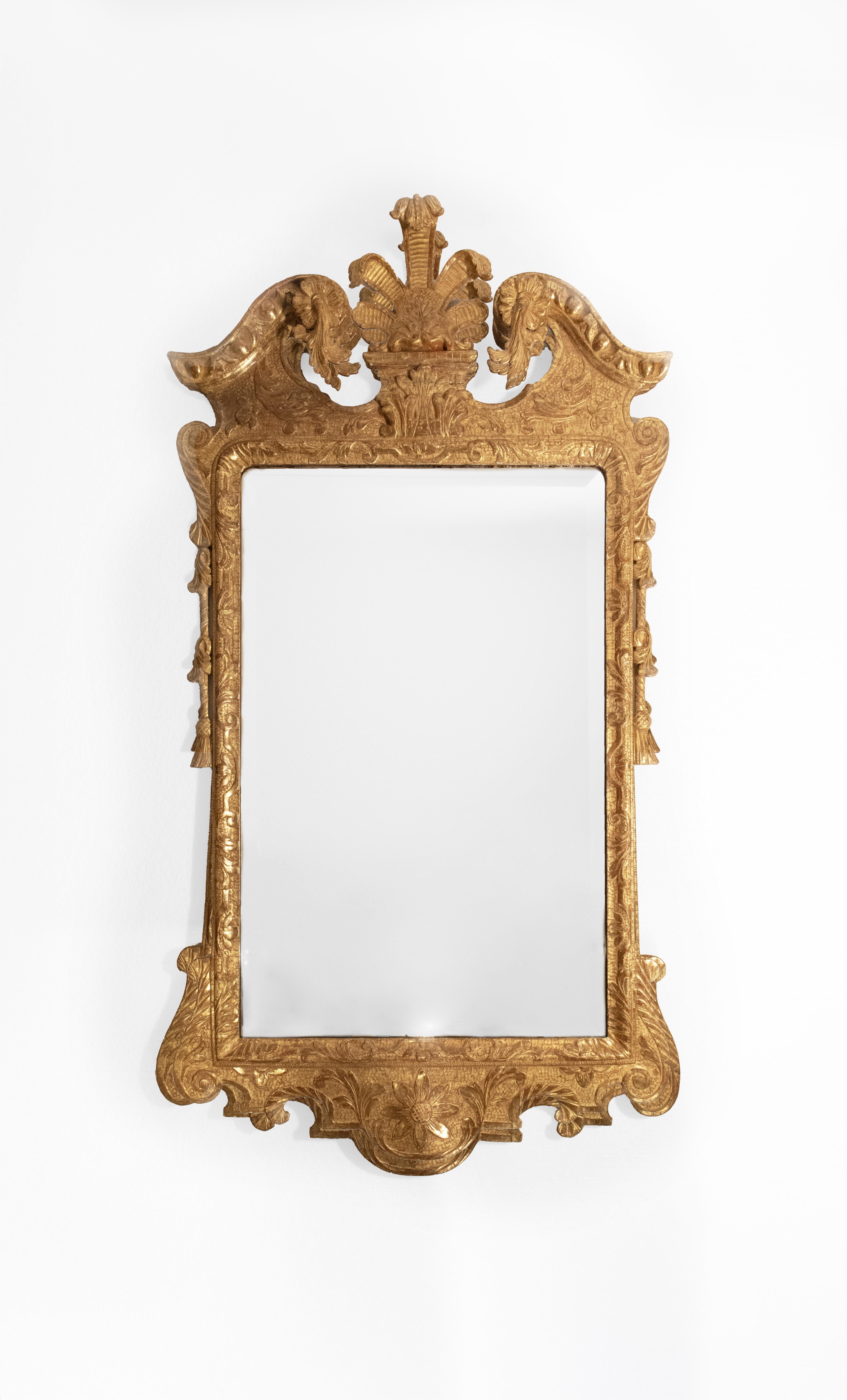 Bois doré Miroir en bois doré de style George II en vente