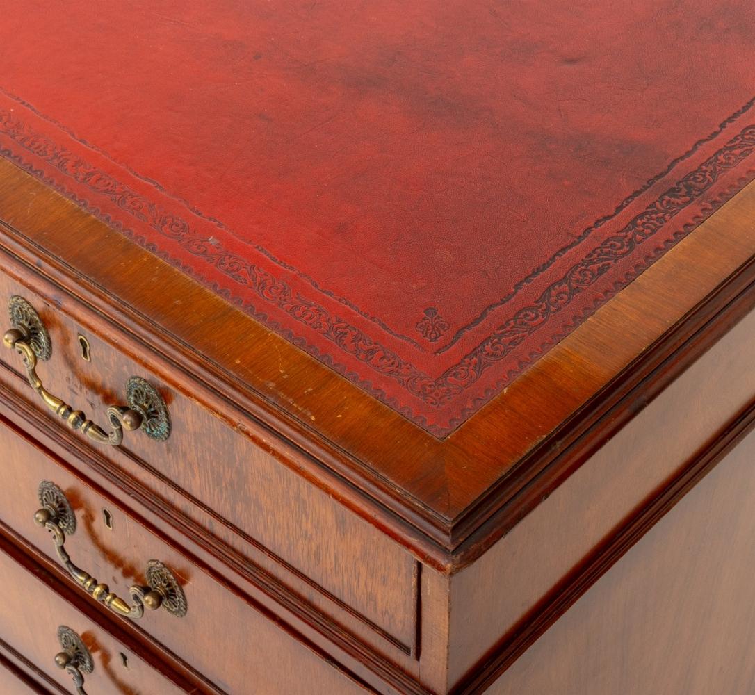 George II Style Leather Top Walnut Desk In Good Condition For Sale In Astoria, NY