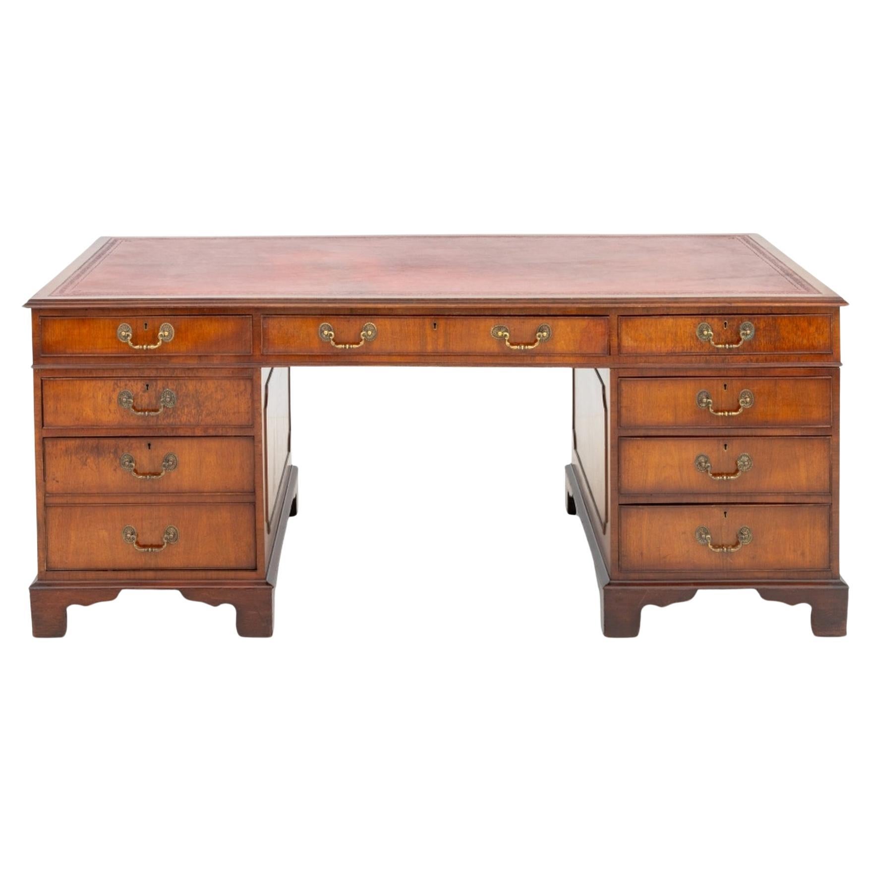 Bureau en noyer à dessus en cuir de style George II