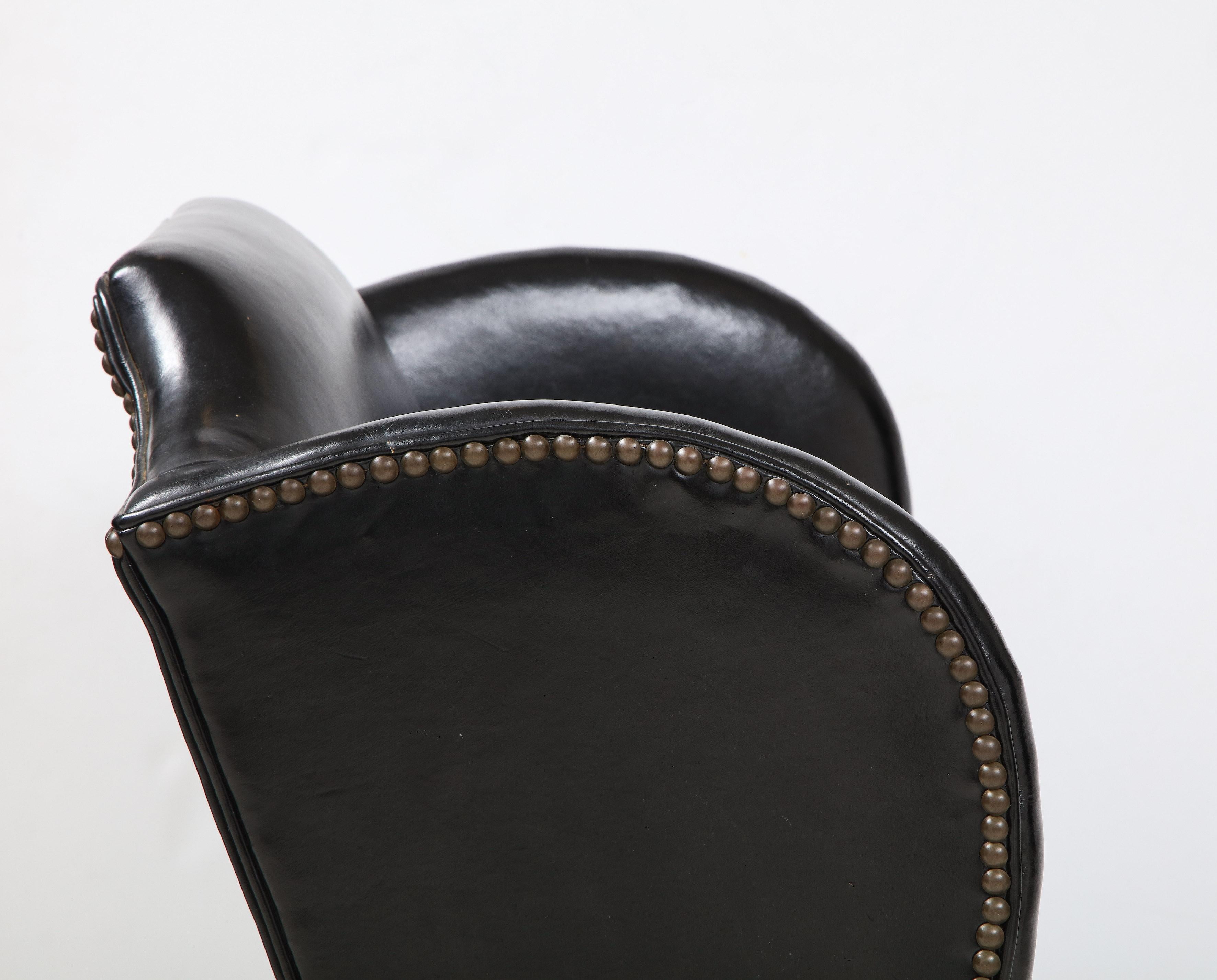George II Style Mahogany and Black Leather Upholstered Wing Chair In Good Condition In Montreal, QC